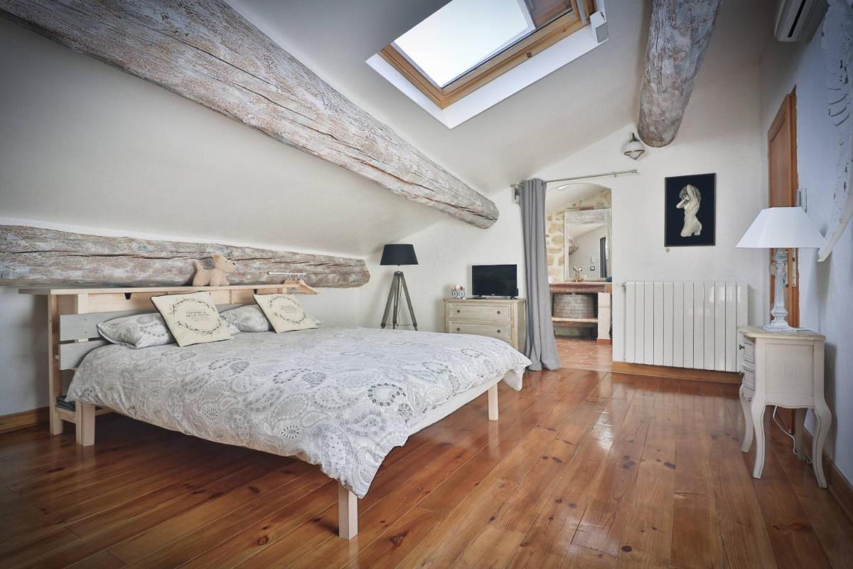 Deluxe Double Room with Private Bathroom photo 3