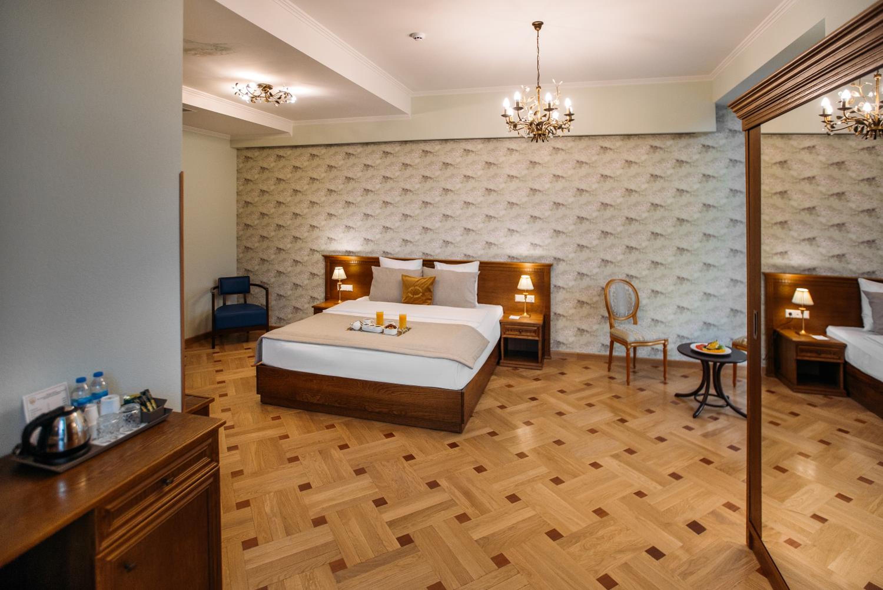 Deluxe King Room - Photo 2