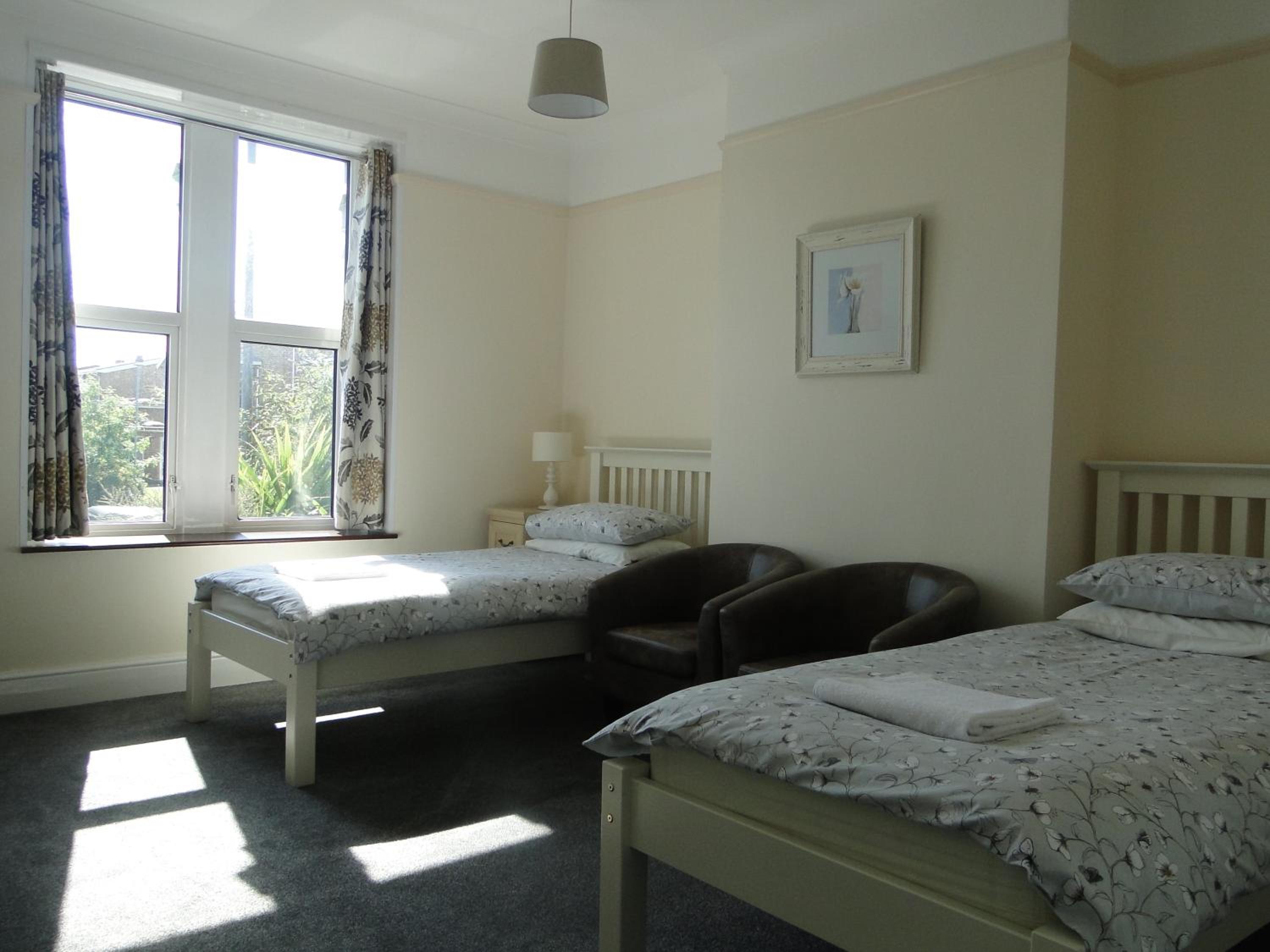 Large Twin Room - Photo 3