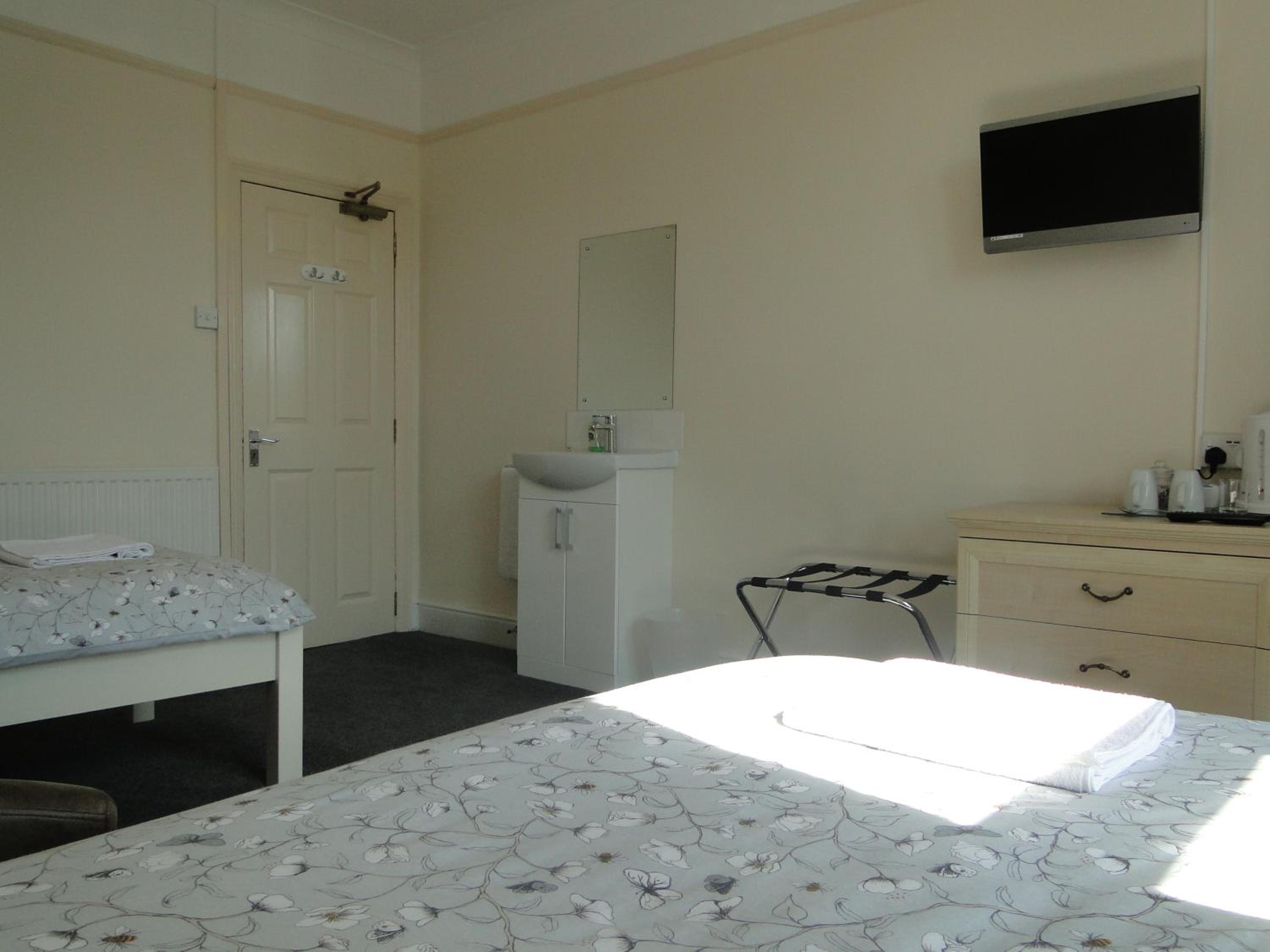 Large Twin Room - Photo 4