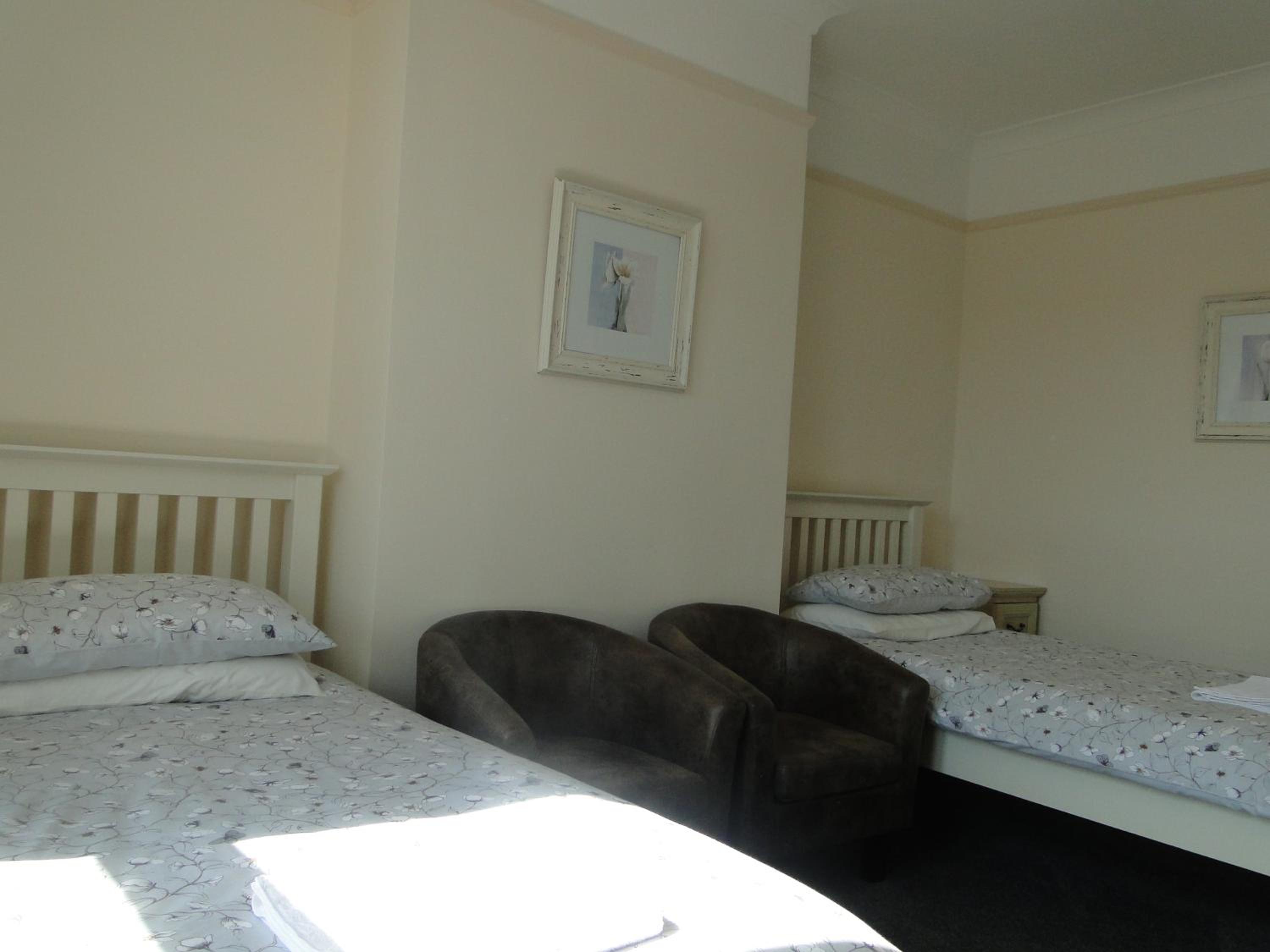 Large Twin Room - Photo 5