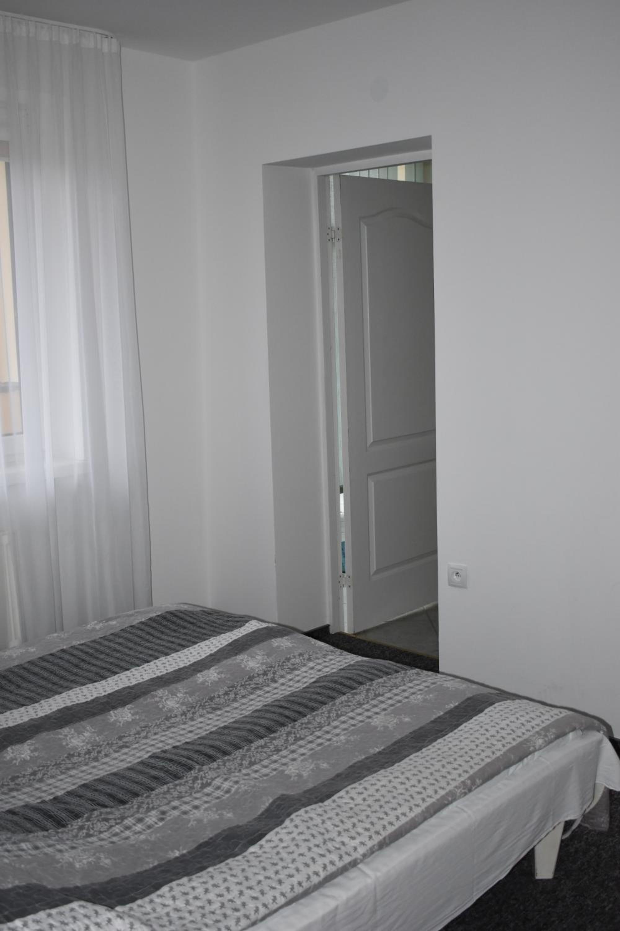 Studio with Sofa Bed - Photo 3