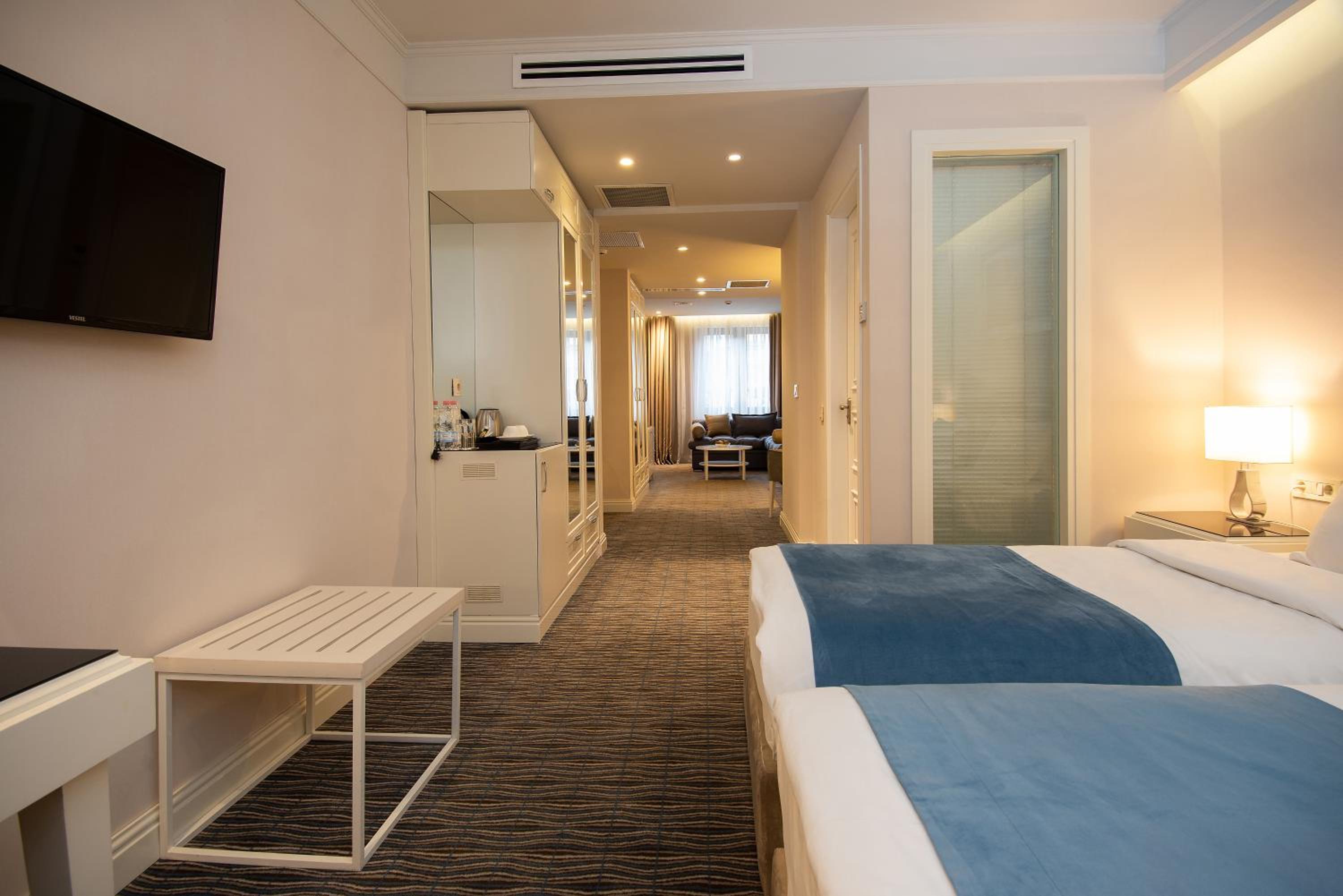 Suite - Photo 3