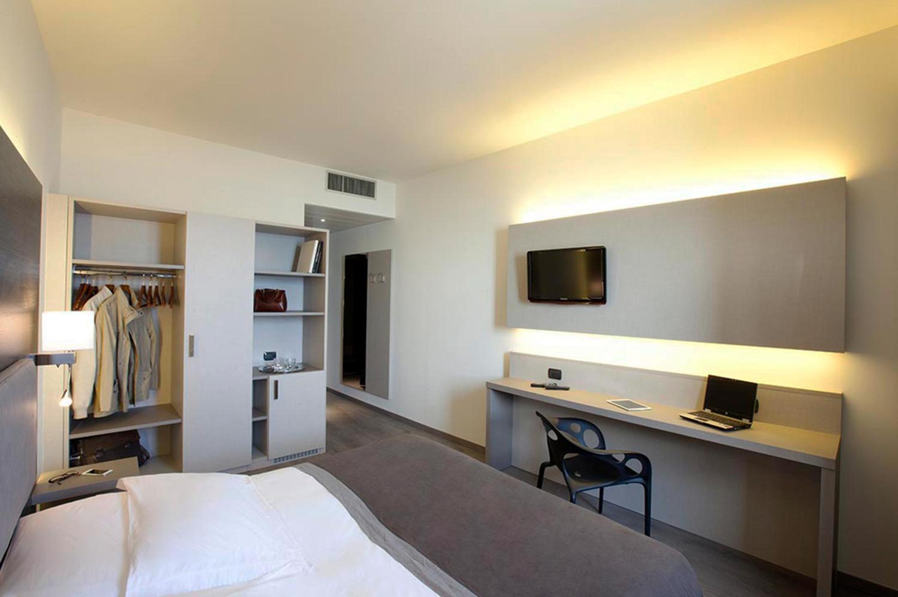 Superior Triple Room with Balcony and Lake/Square View - Photo 1