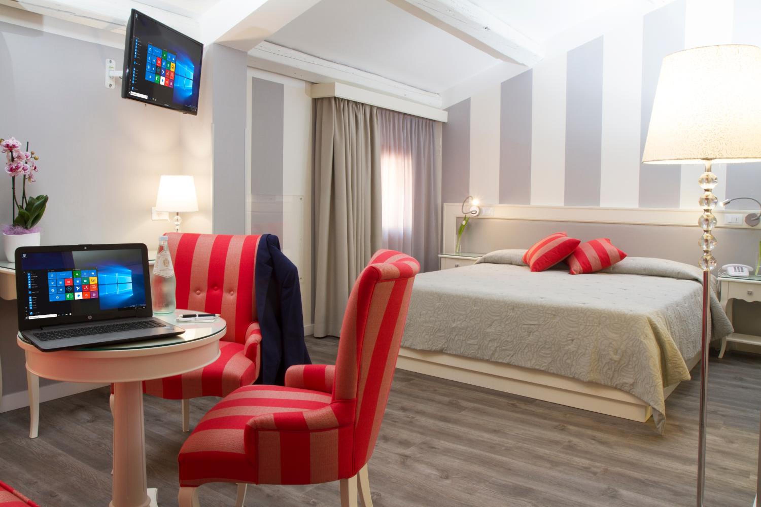 Deluxe Junior Suite - Photo 2