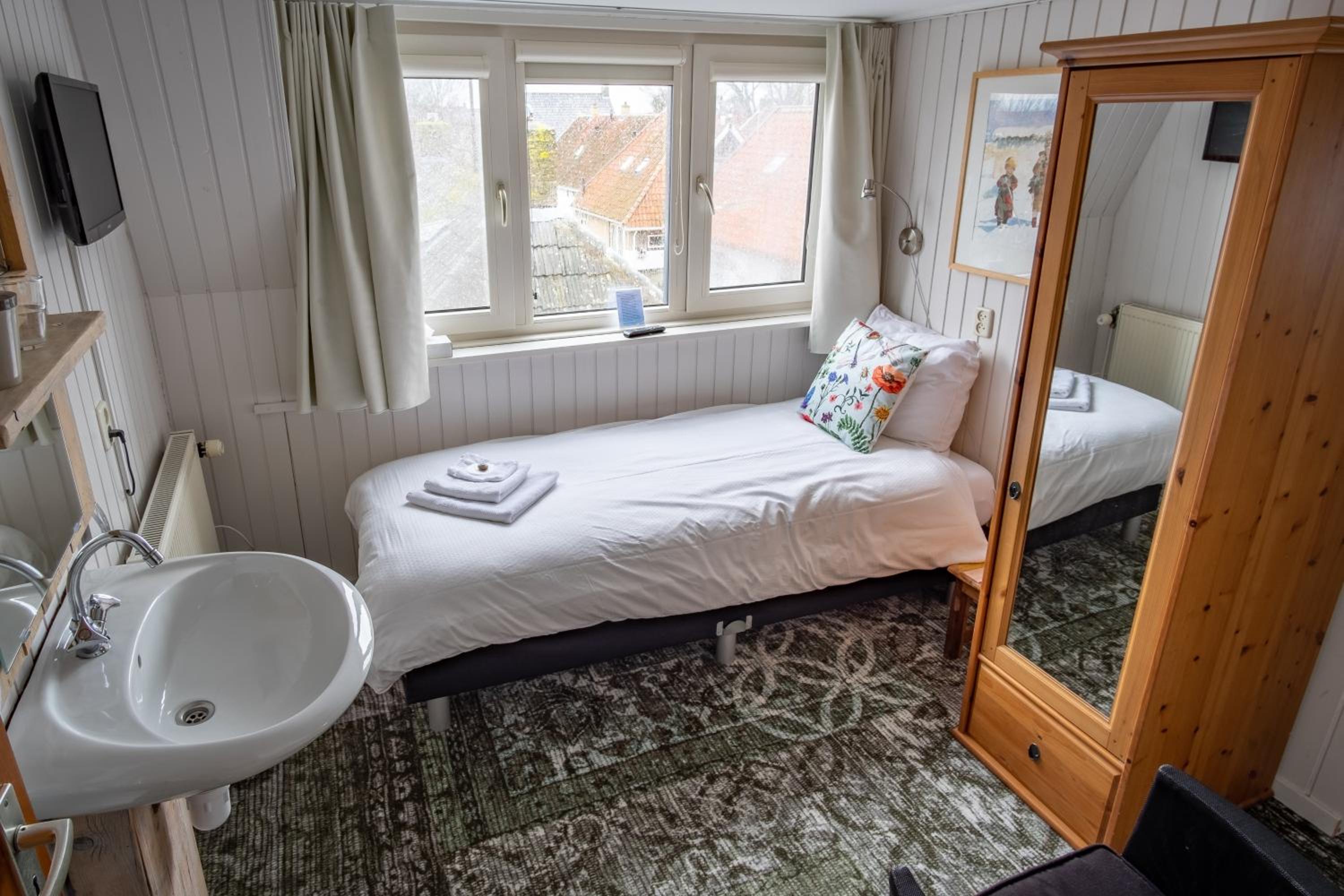 Basic Single Room with Shared Bathroom photo 1