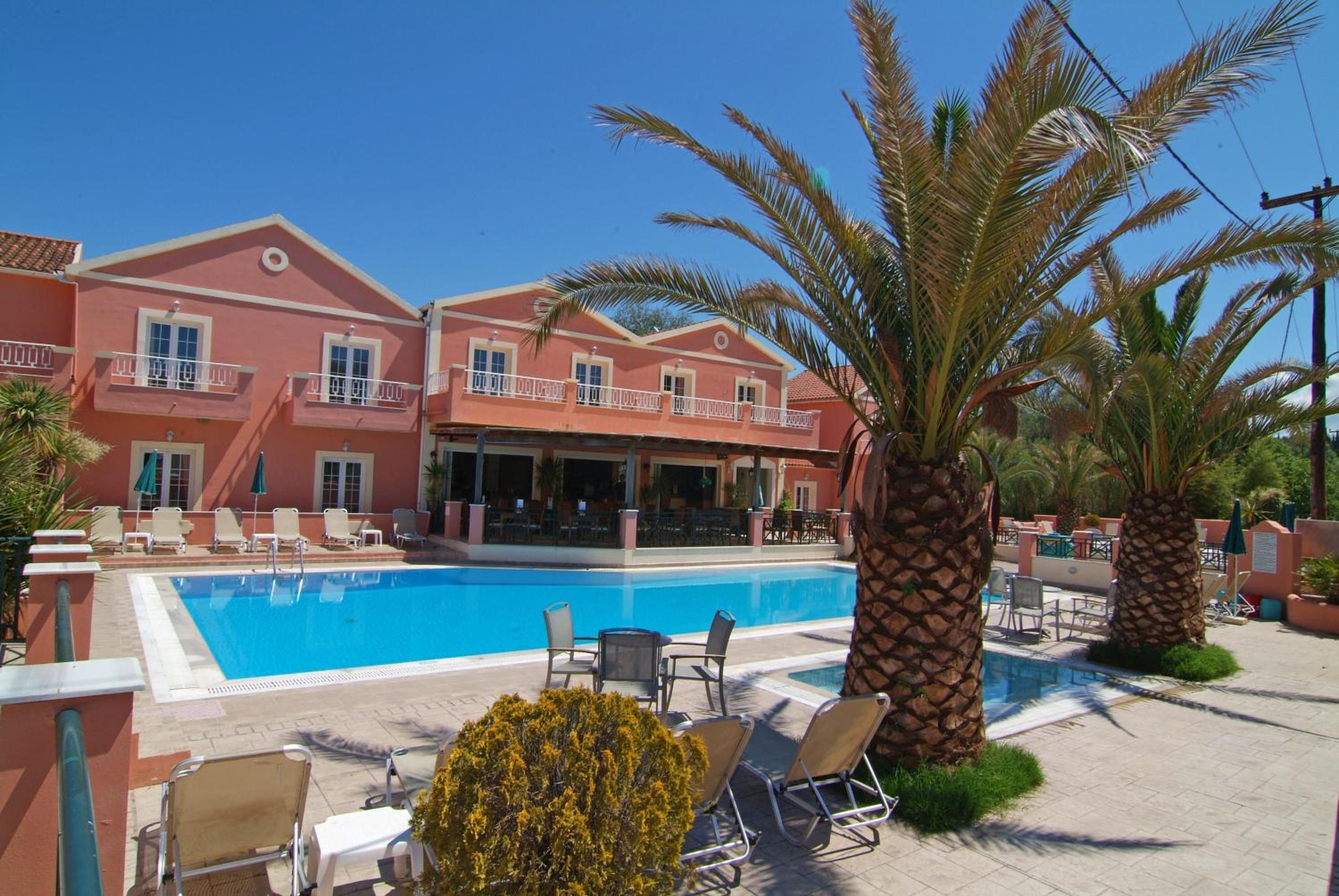 Deluxe Double or Twin Room with Pool View photo 3