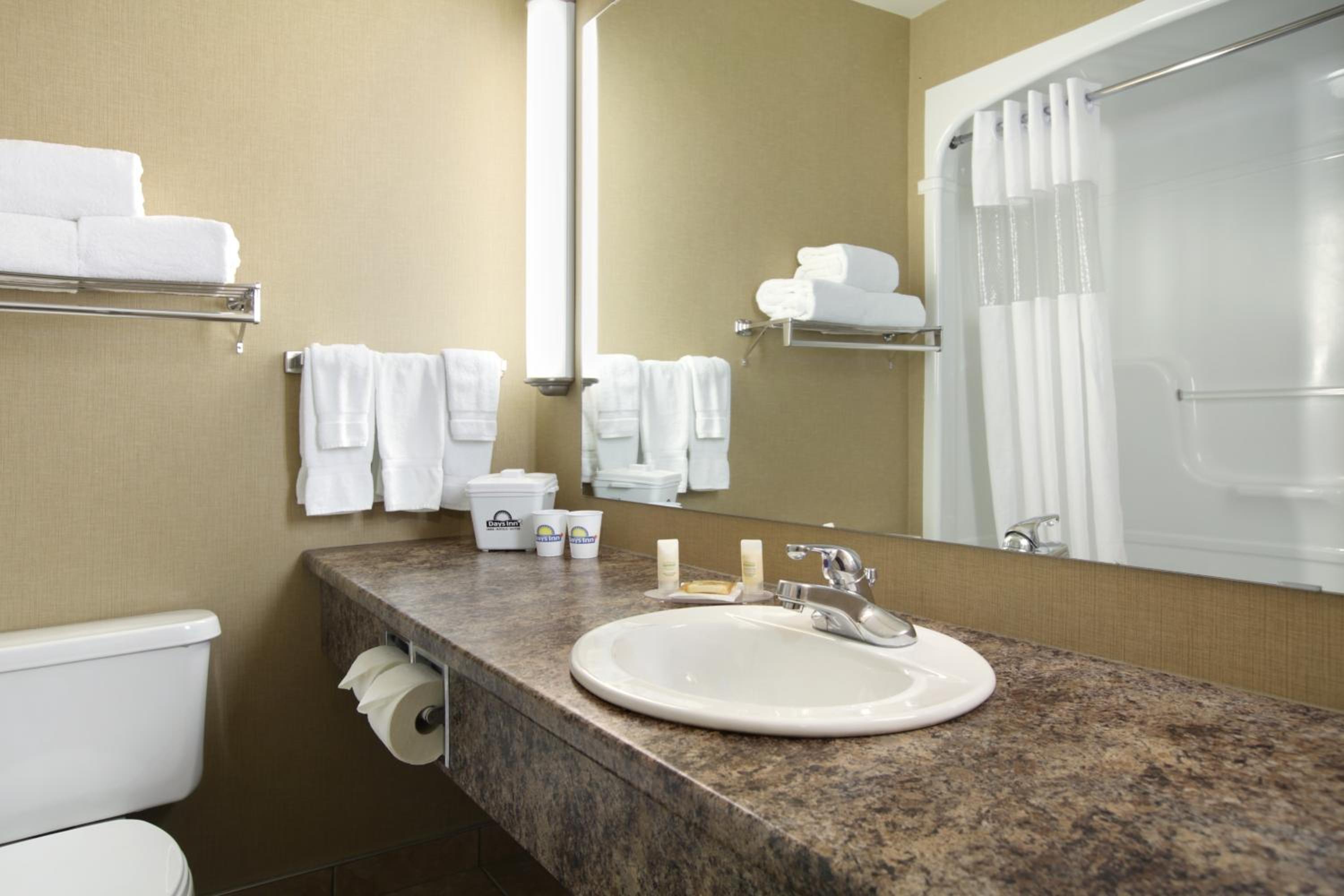 King Room - Non-Smoking - Photo 4