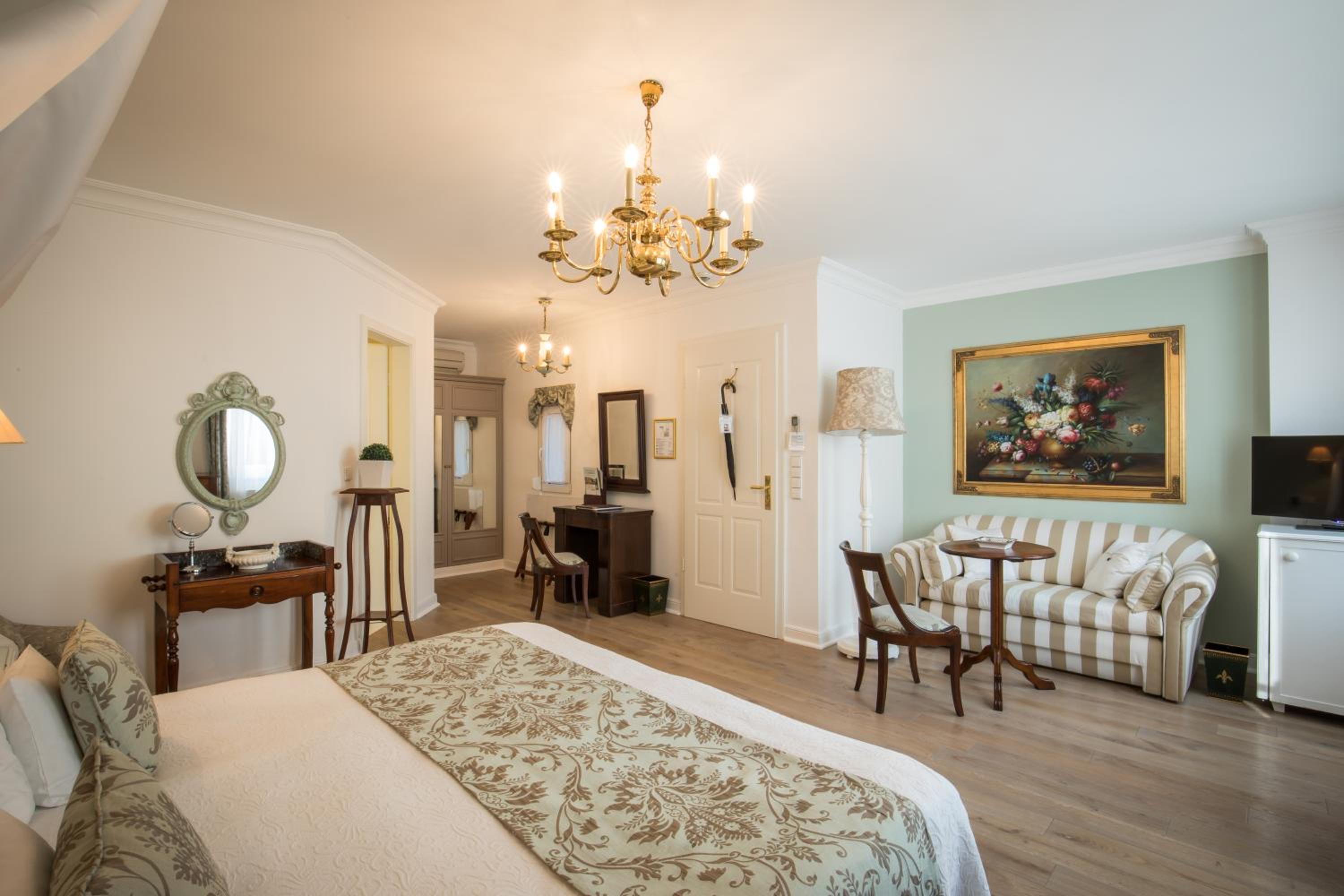 Deluxe Room - Photo 13