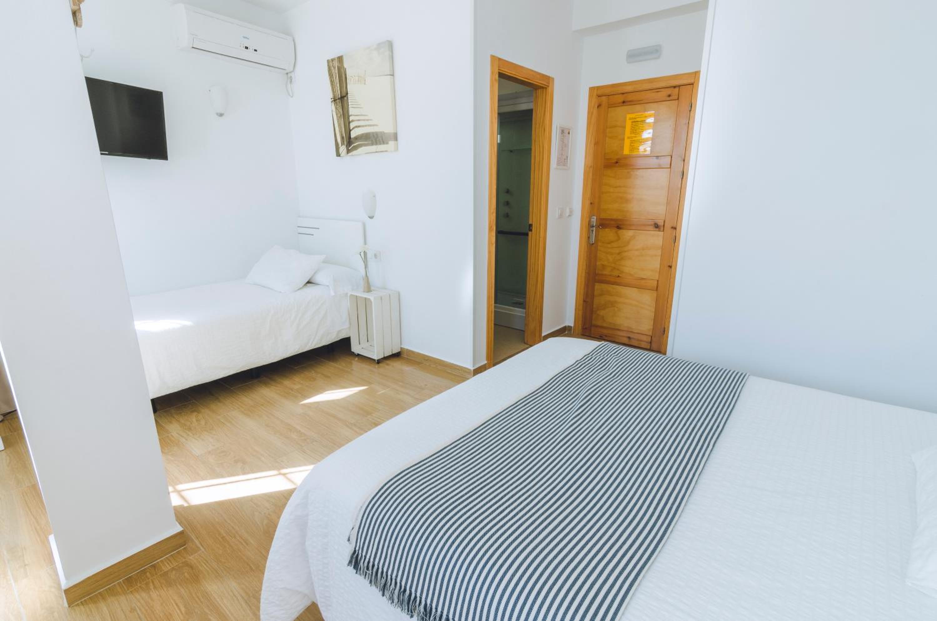 Triple Room with Private Bathroom photo 3