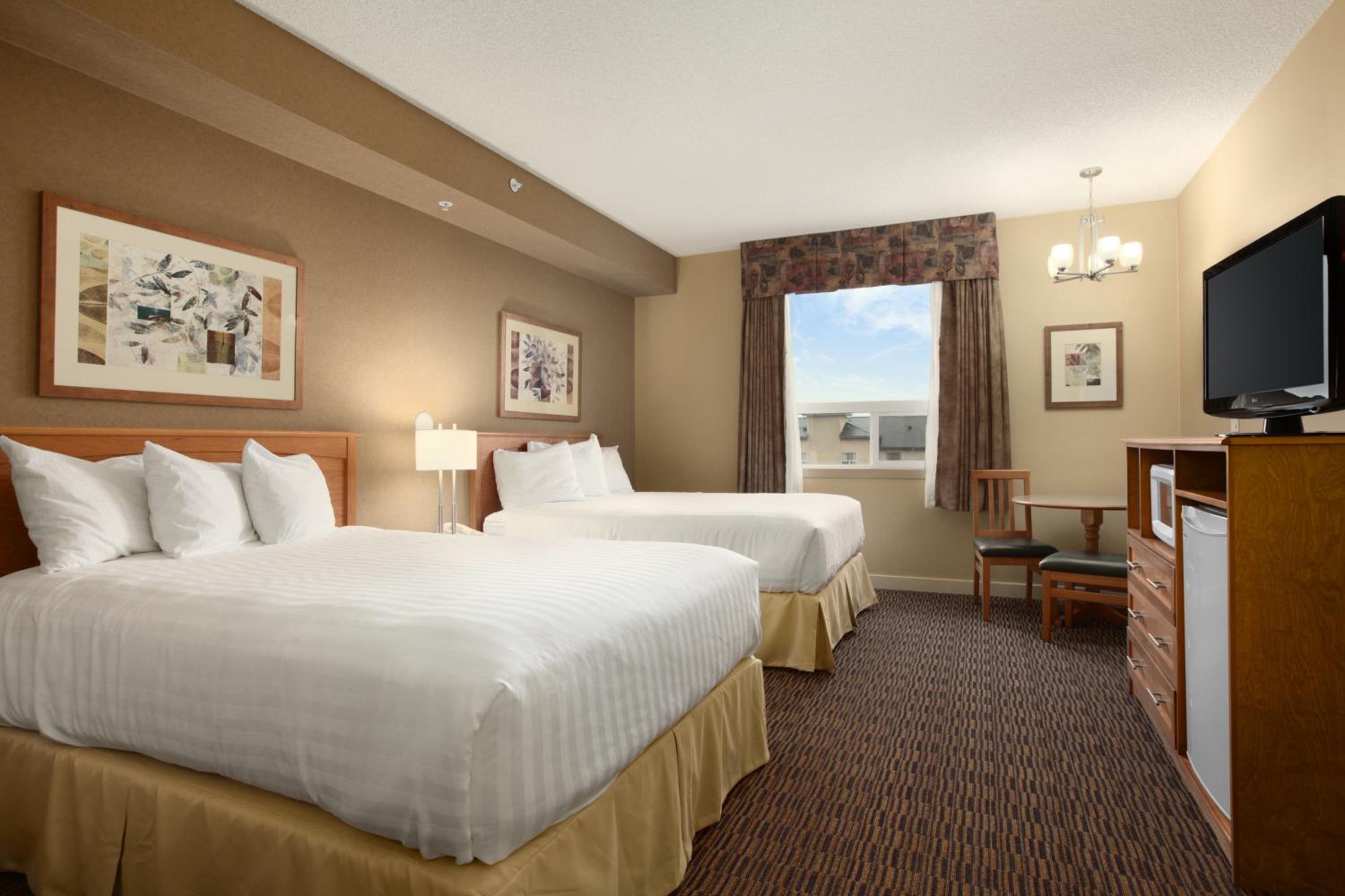 Queen Room with Two Queen Beds - Non-Smoking - Photo 2