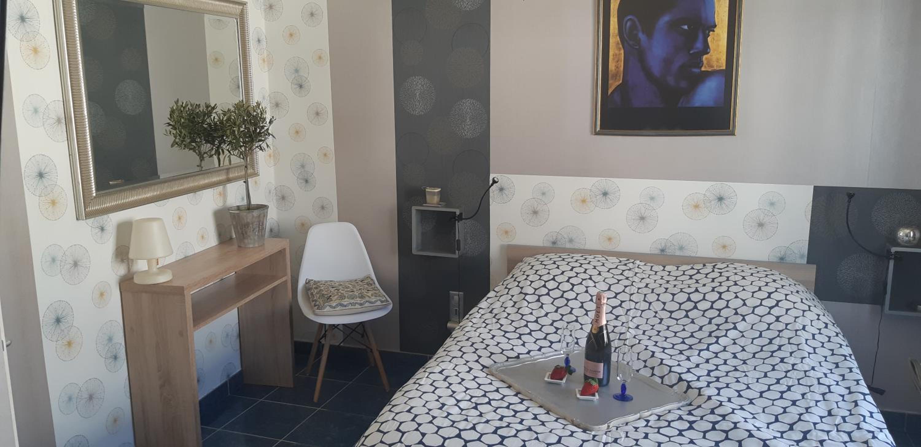 Double Room with Private External Bathroom - Photo 3