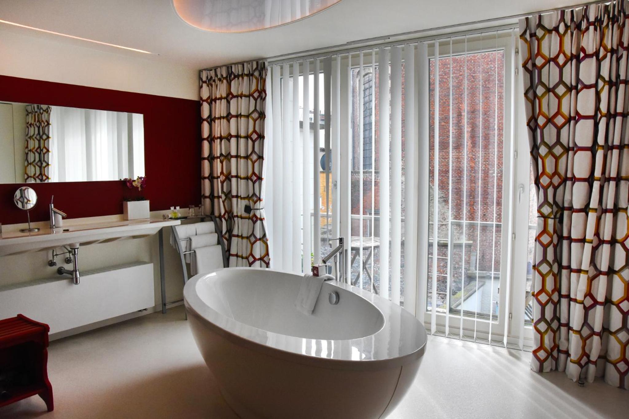 Deluxe Double Room with Balcony - Photo 6