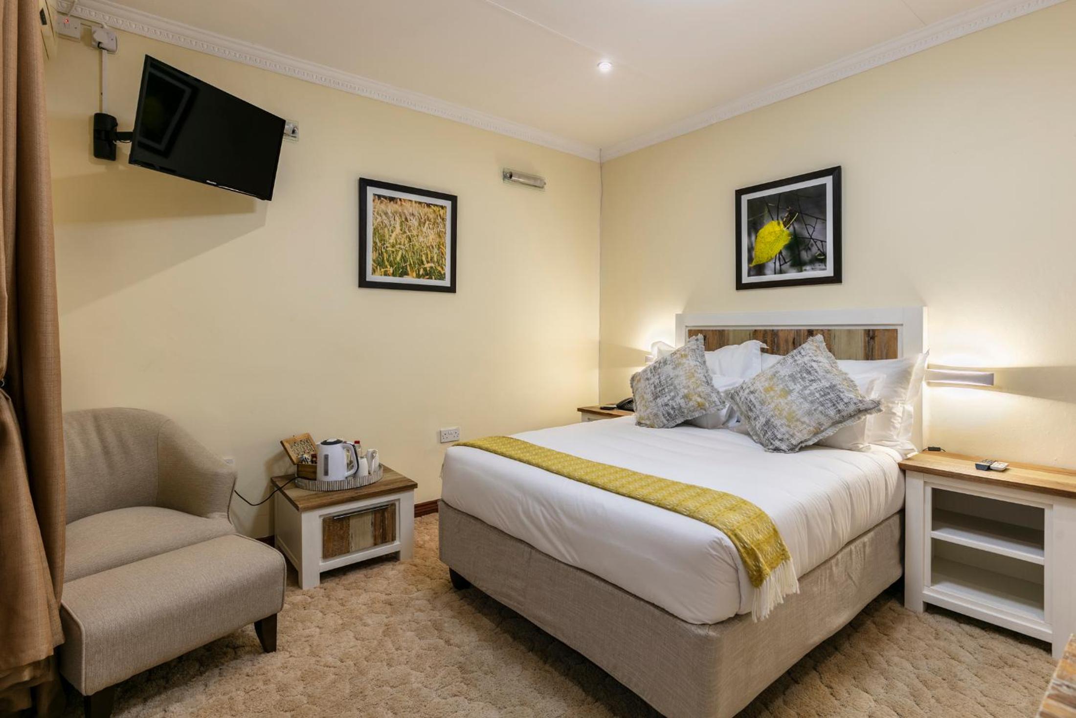 Queen Room with Pool View