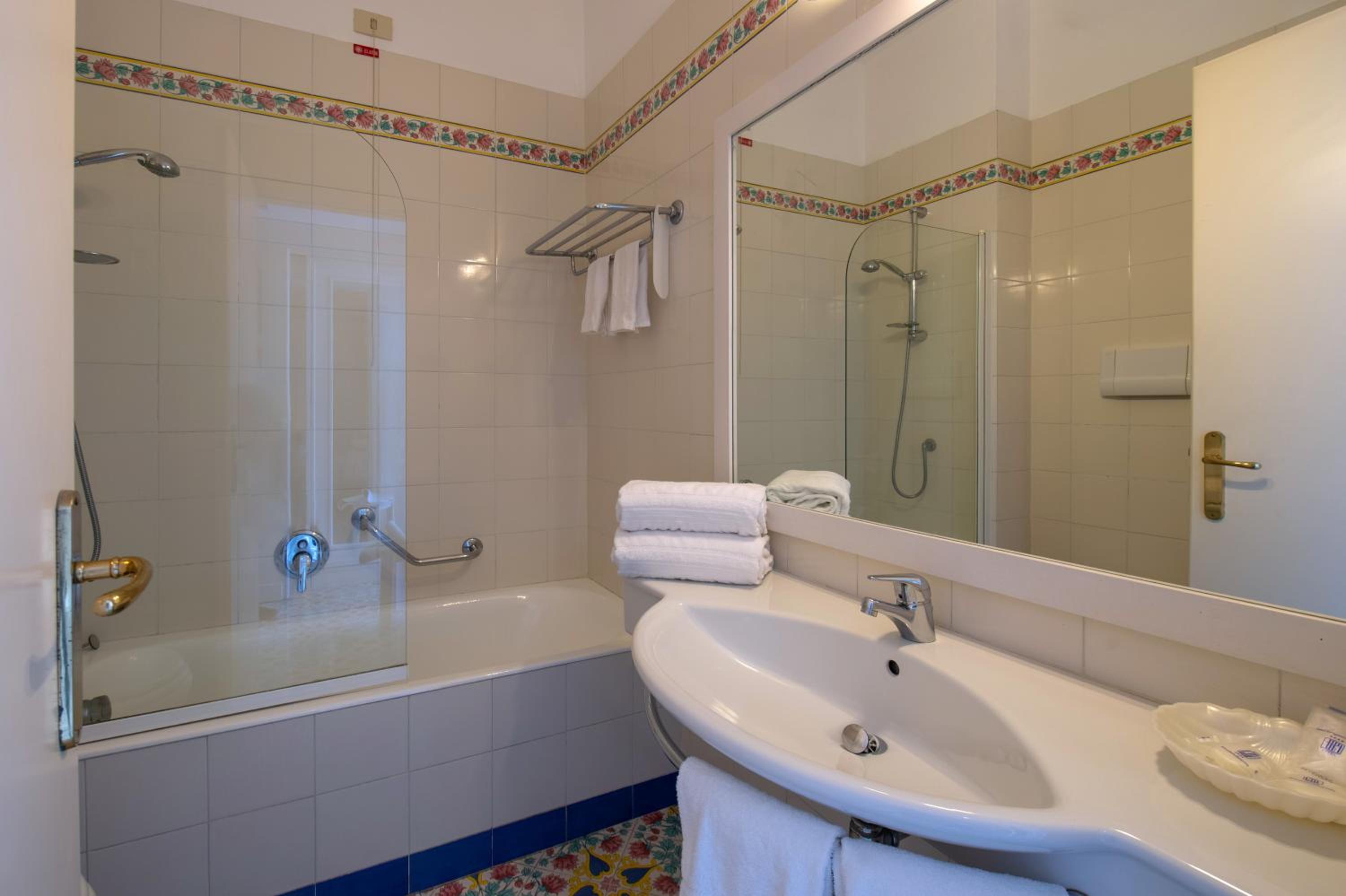 Classic Double or Twin Room - Photo 5