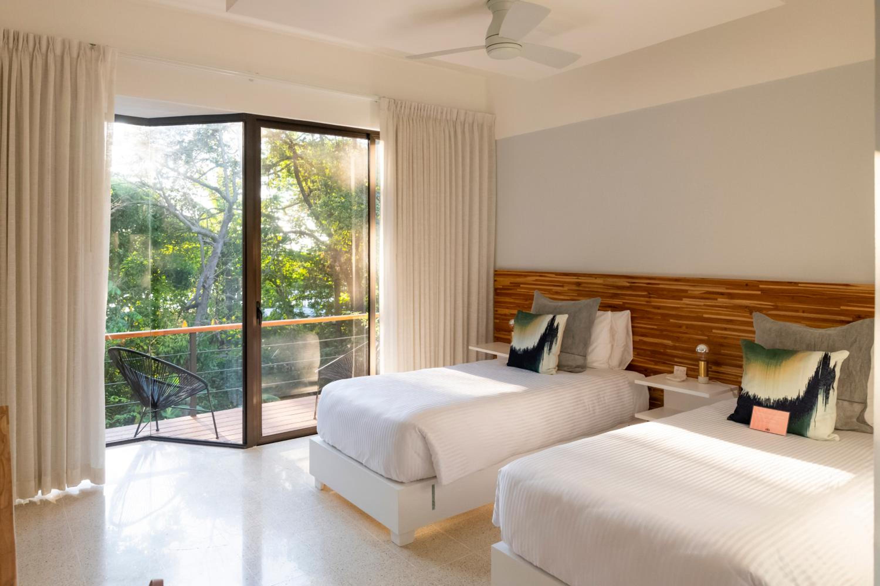 Zweibett- oder Doppelzimmer mit Balkon