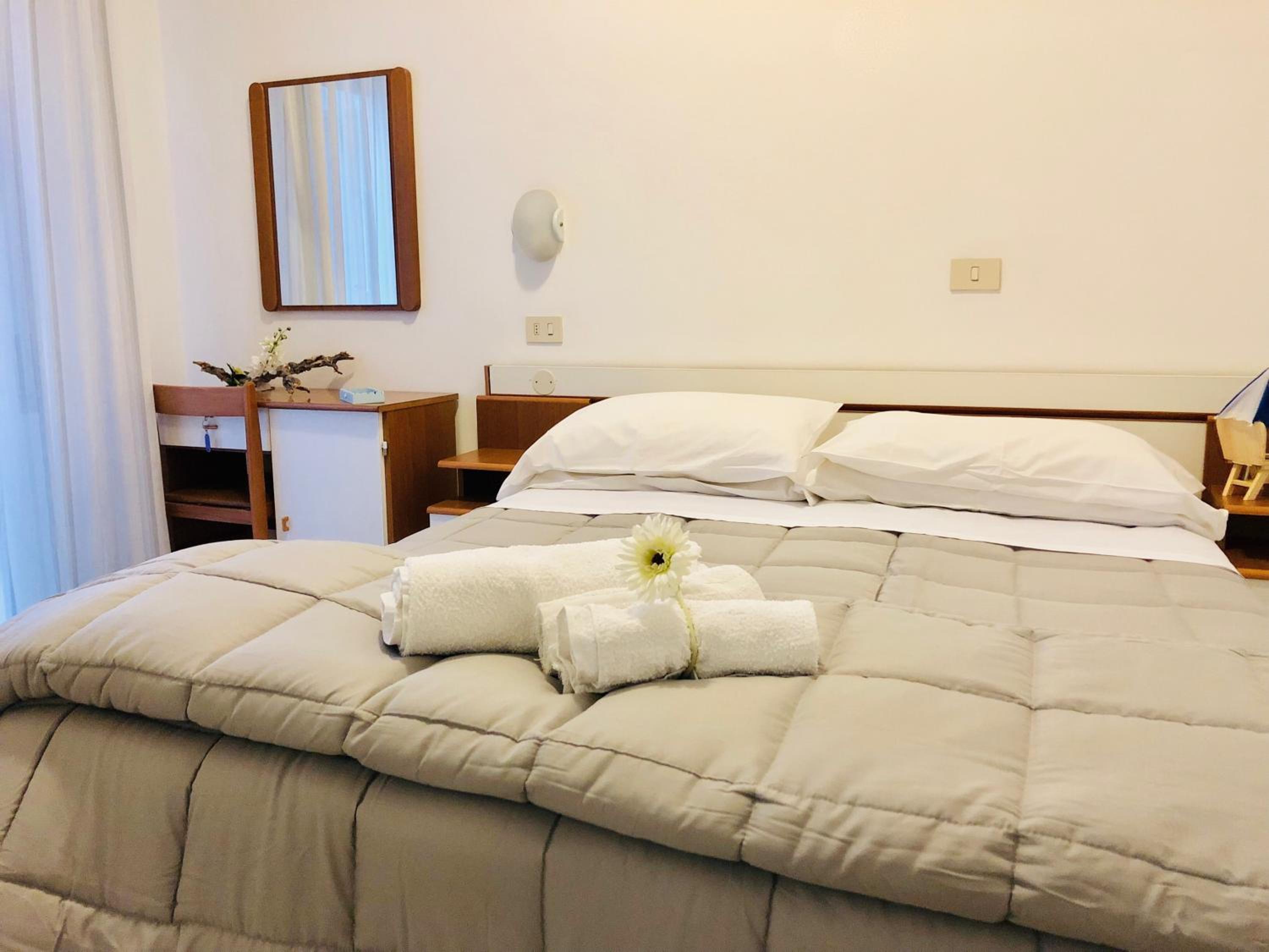 Double or Twin Room with Balcony - Photo 2