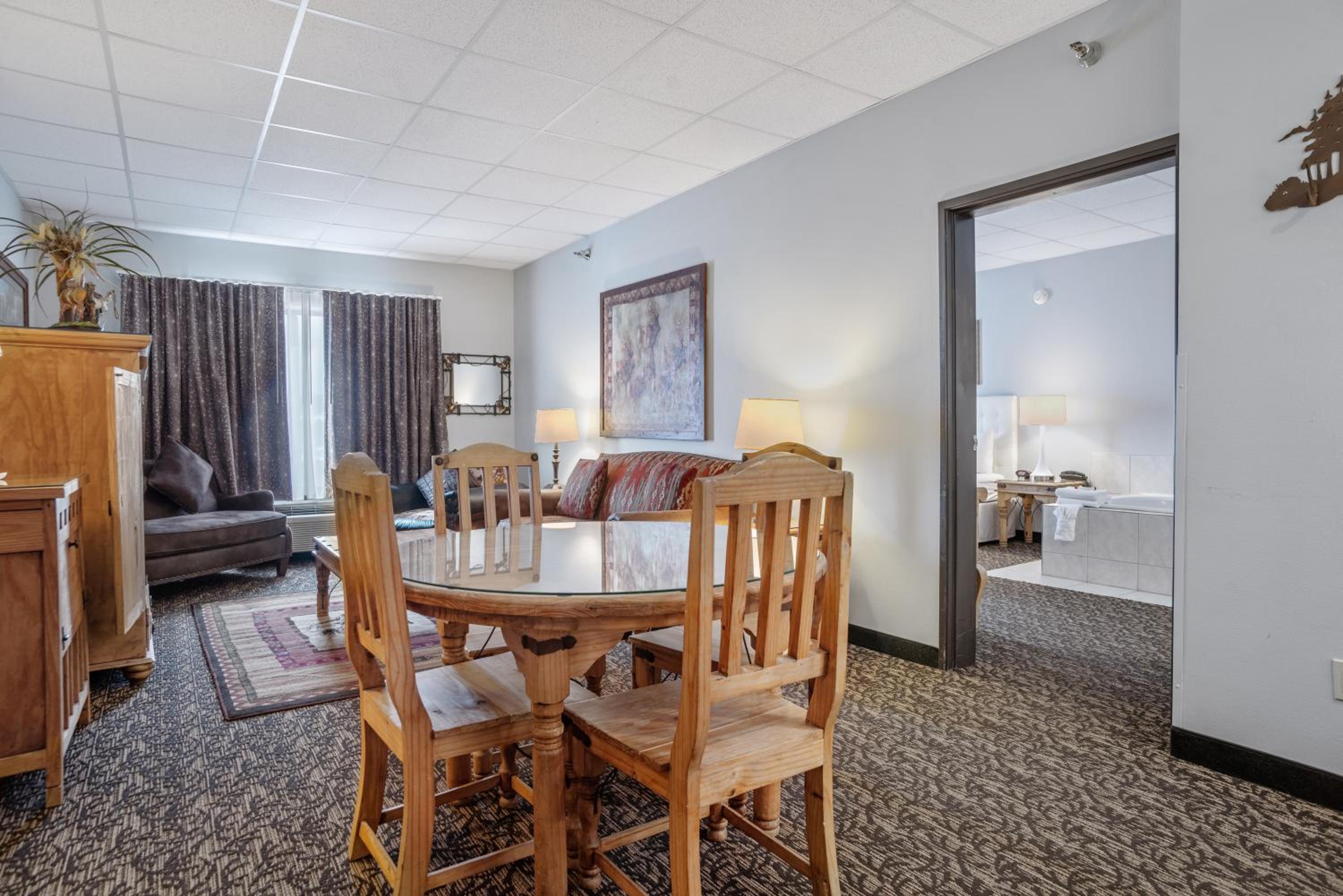 One-Bedroom Deluxe King Suite - Non-SmokingÂ  - Photo 5