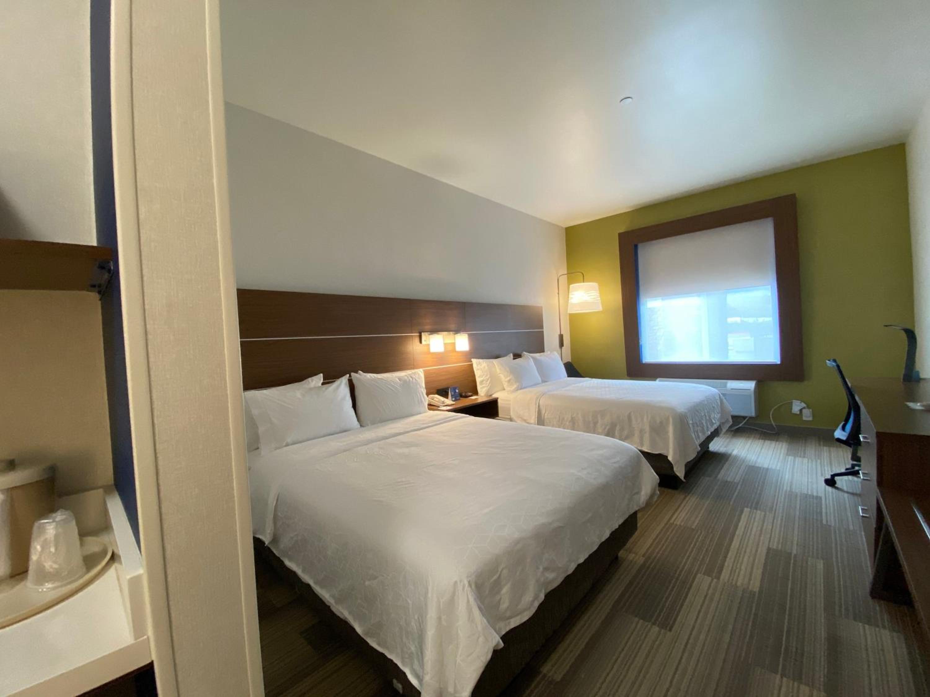 Queen Room with Two Queen Beds - Disability Access with Bath Tub