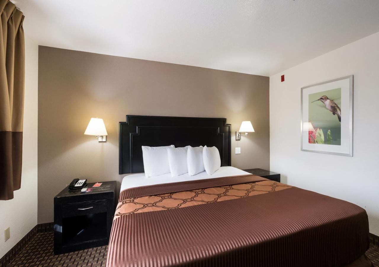 Queen Room With Queen Bed - Photo 3