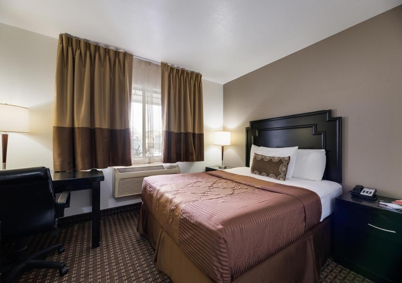Queen Room With Queen Bed - Photo 1