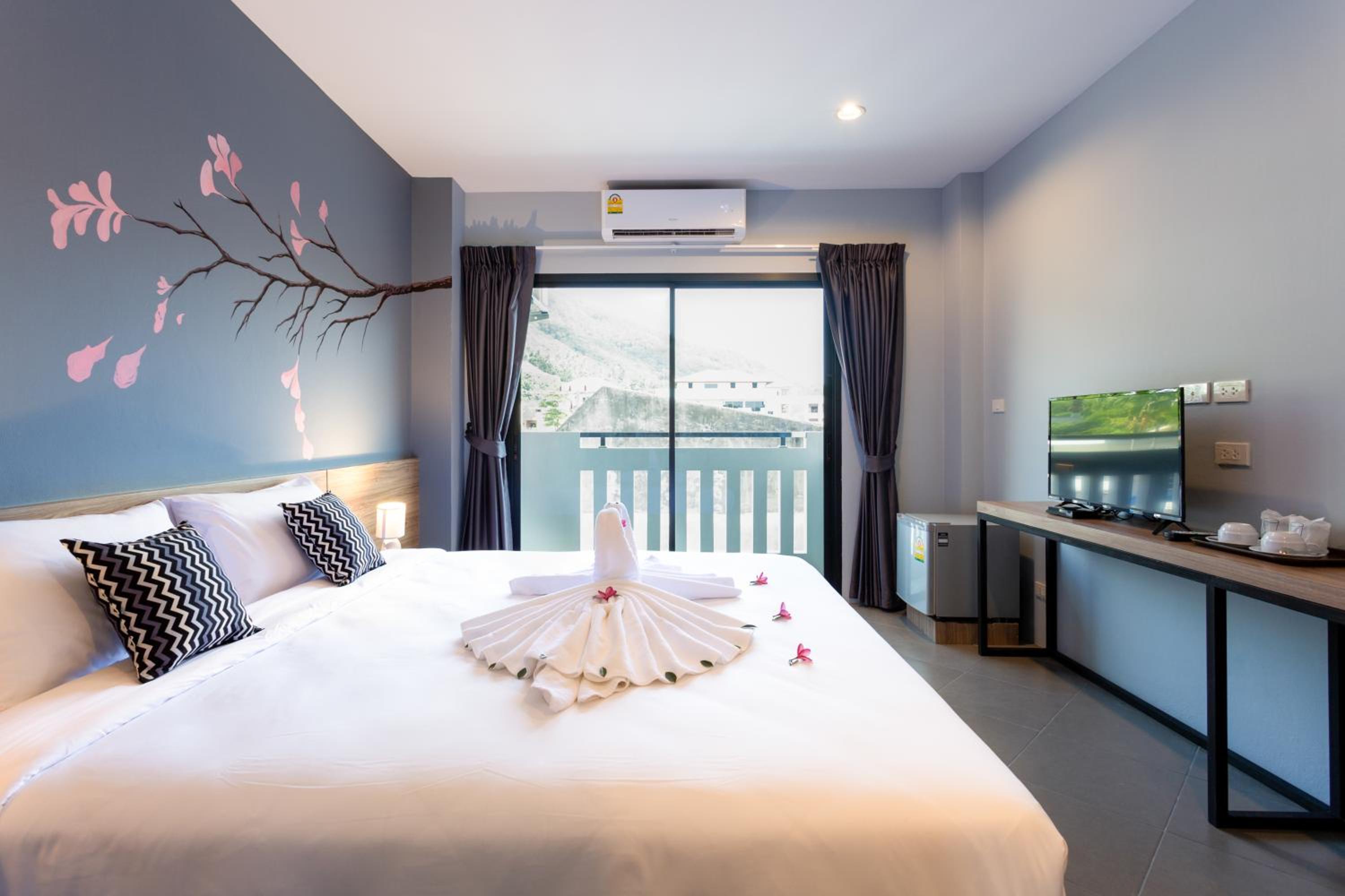 Deluxe King Room photo 1