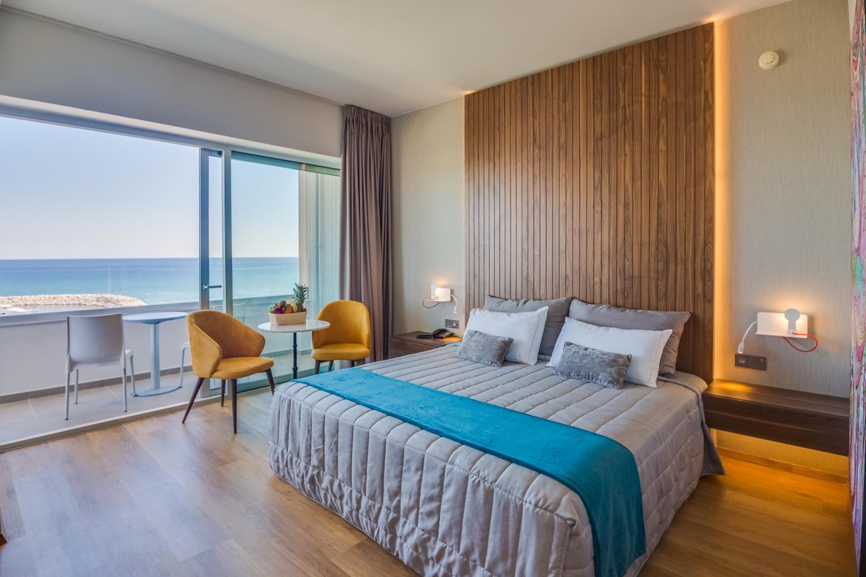 Superior Double Room with Partial Sea View - Photo 1
