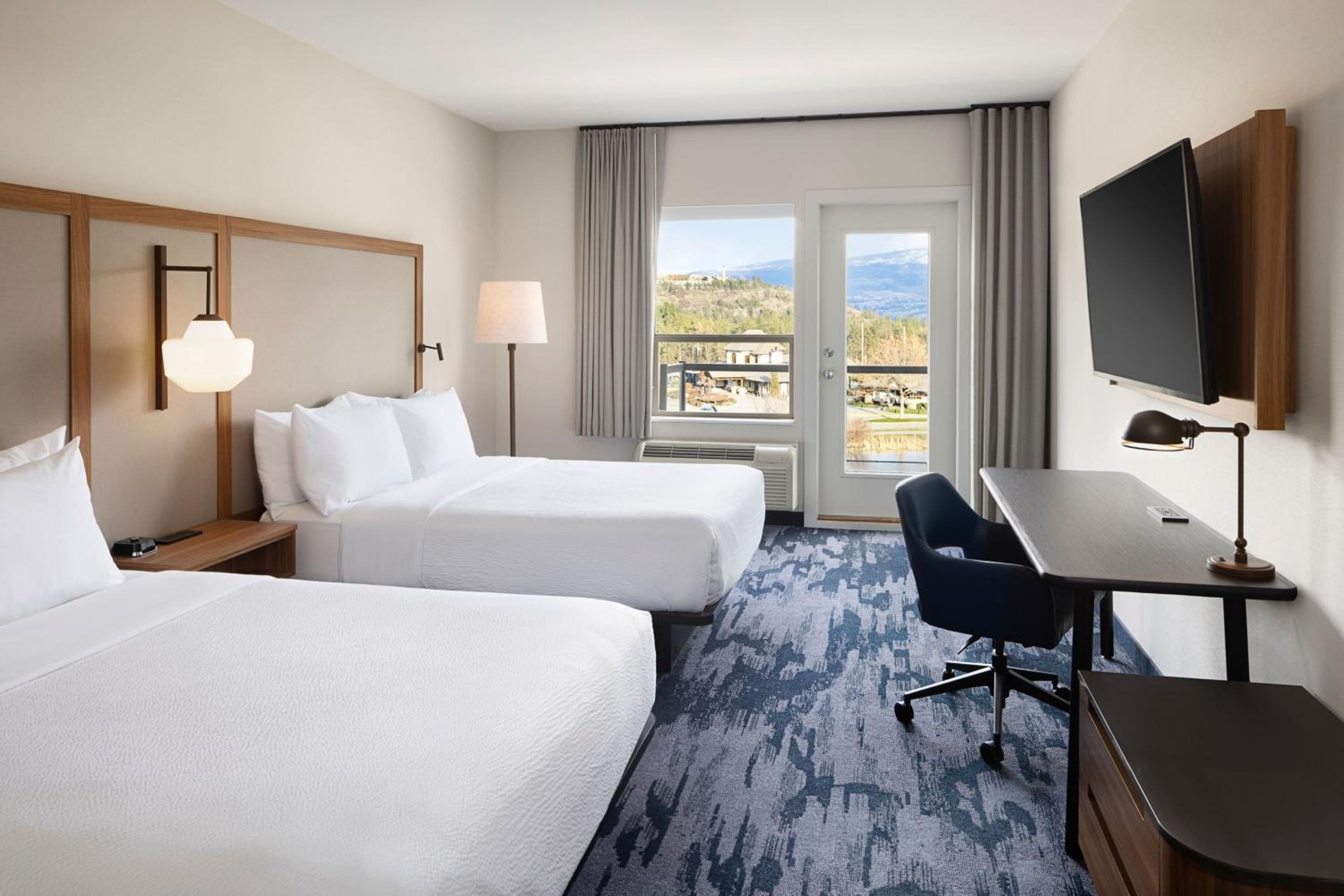 Queen Room with Two Queen Beds, Mountain View and Balcony