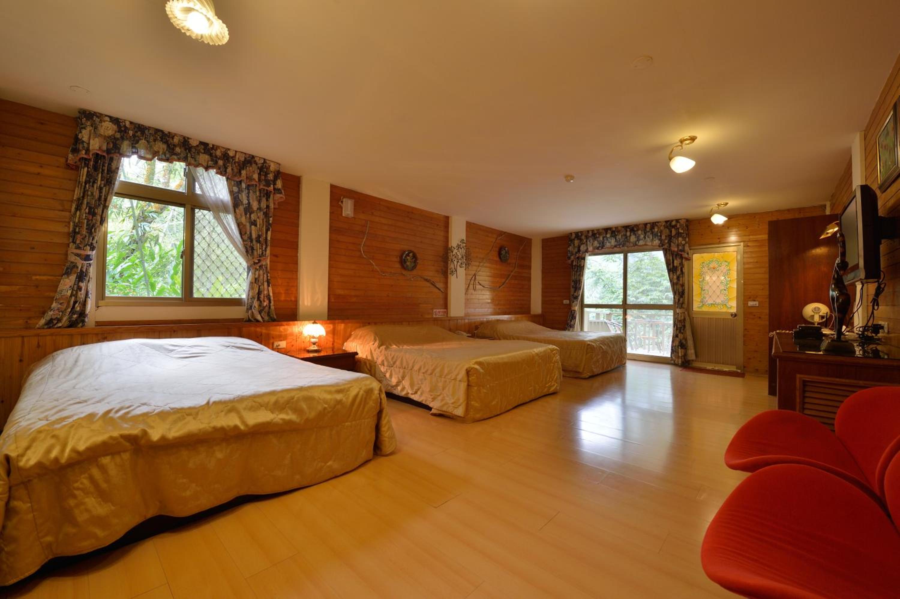 Family Room with Mountain View photo 3