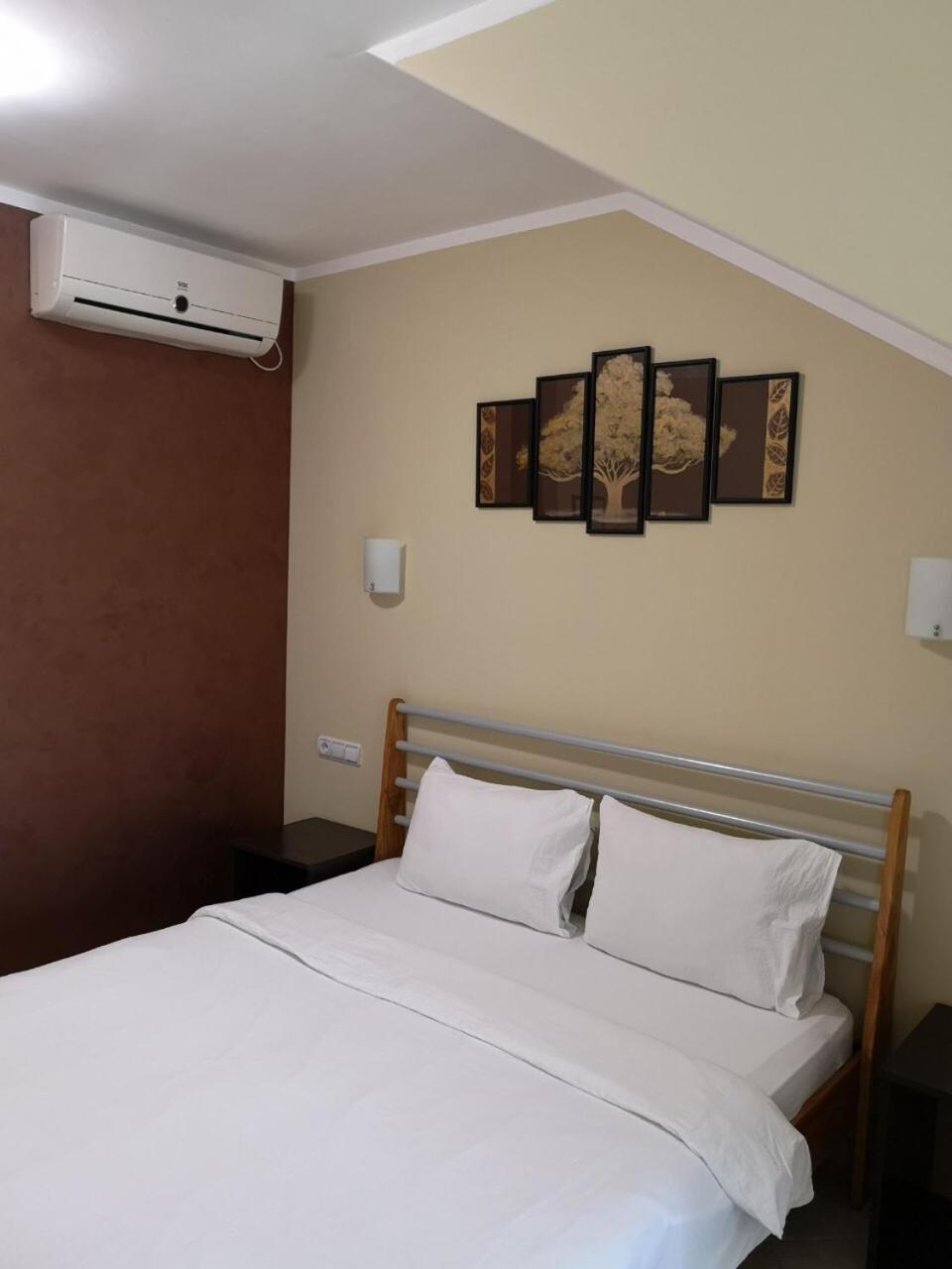 Double Room with Balcony - Photo 3