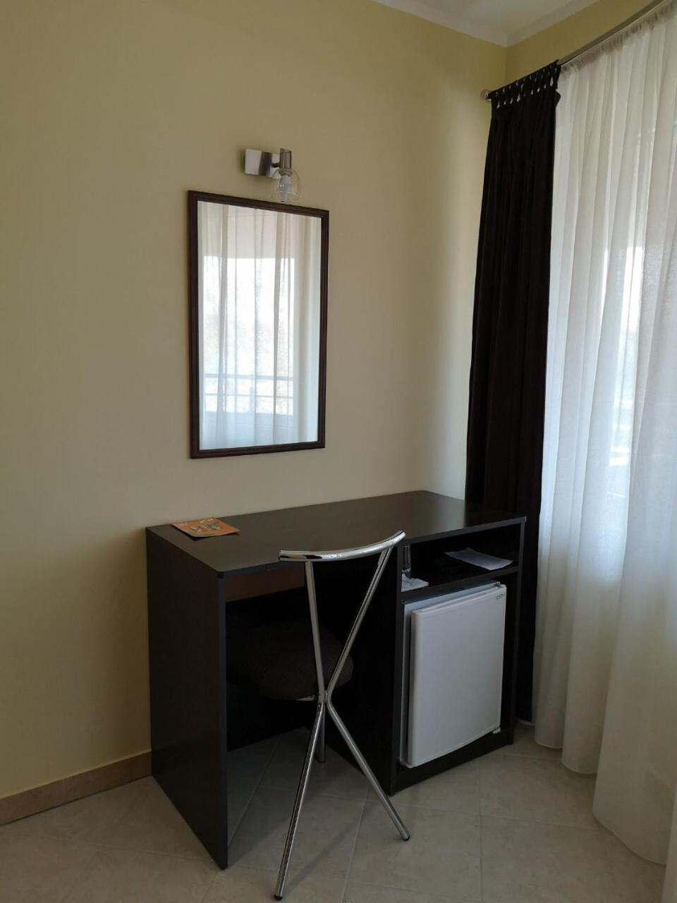 Double Room with Balcony - Photo 9