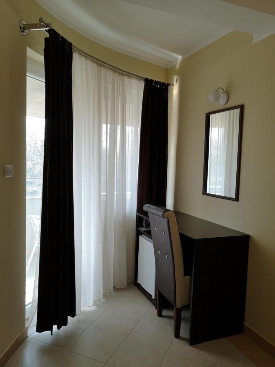 Double Room with Balcony - Photo 10
