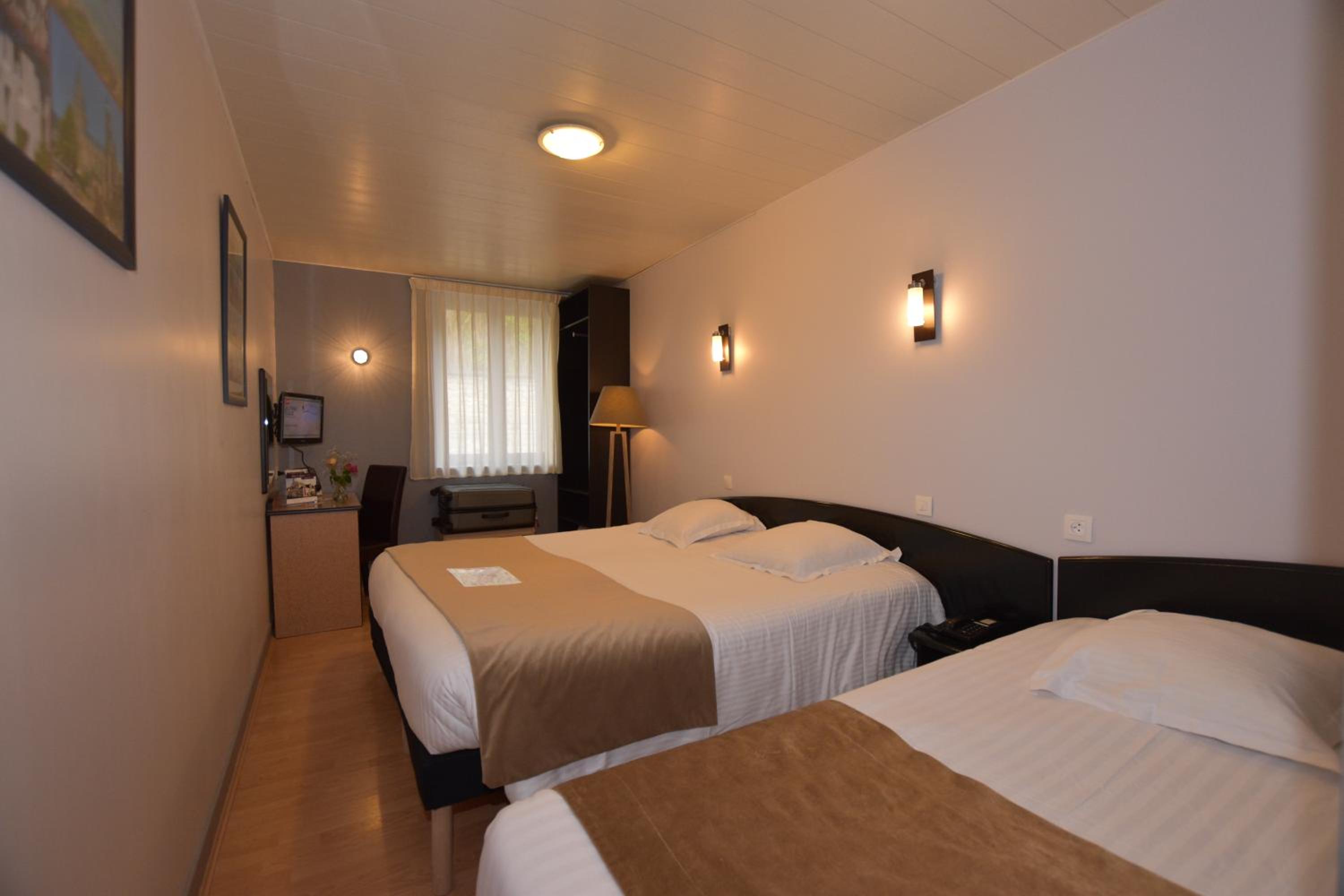Double Queen Room - Photo 9