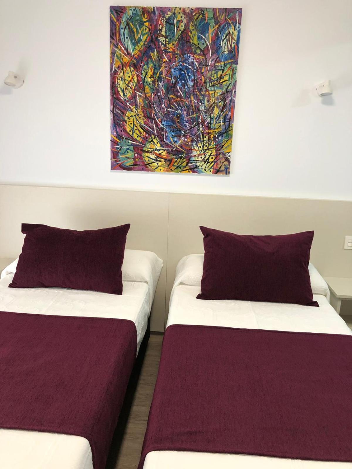 Twin Room - Photo 8