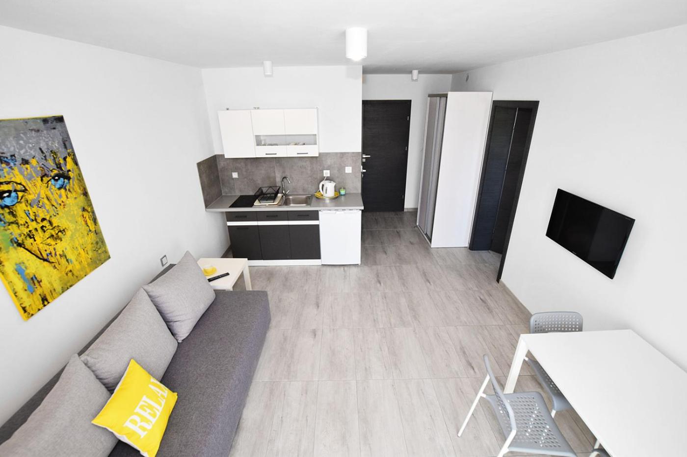 Studio with Balcony - Photo 6