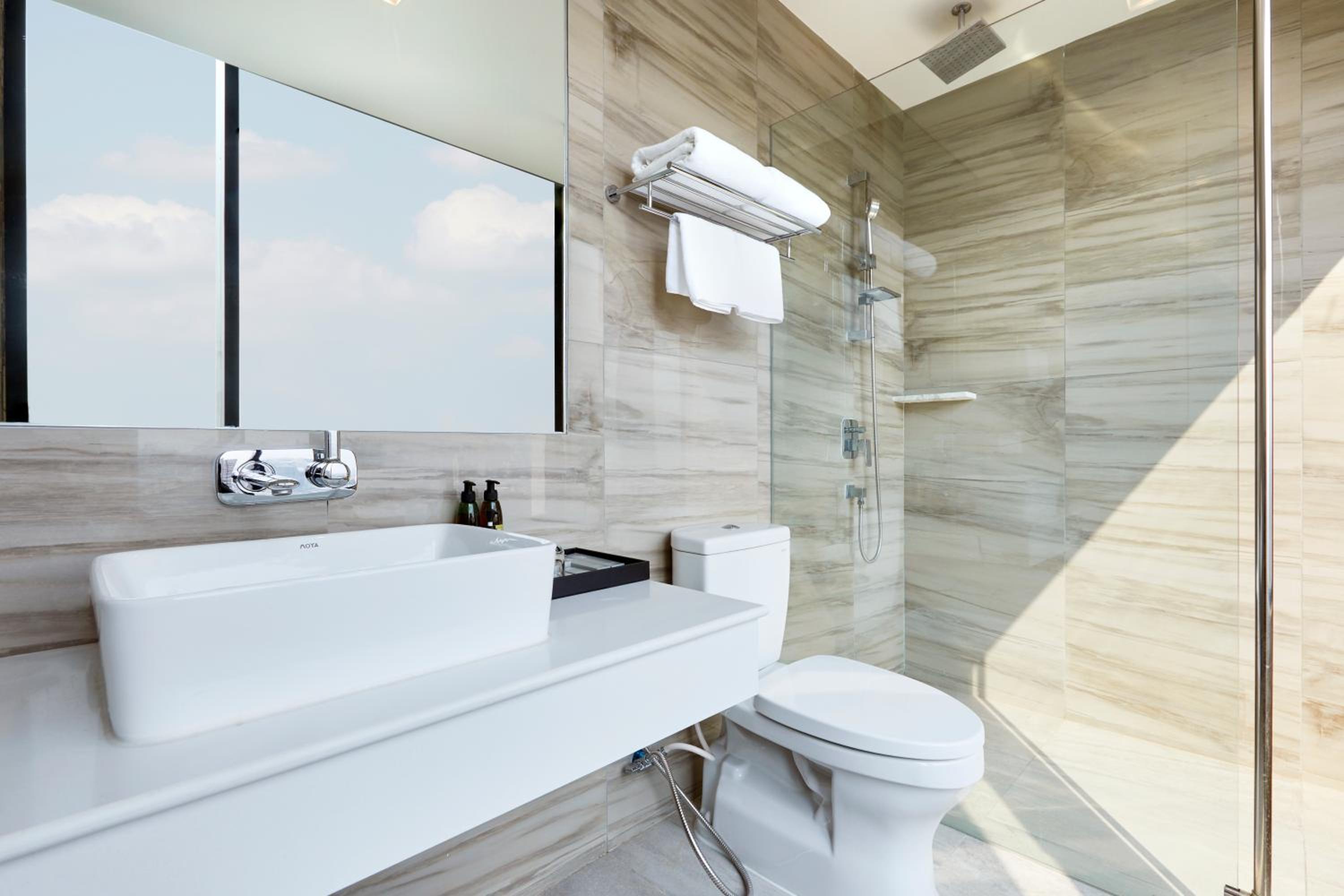 Deluxe Double Room with Bathtub thumbnail 5
