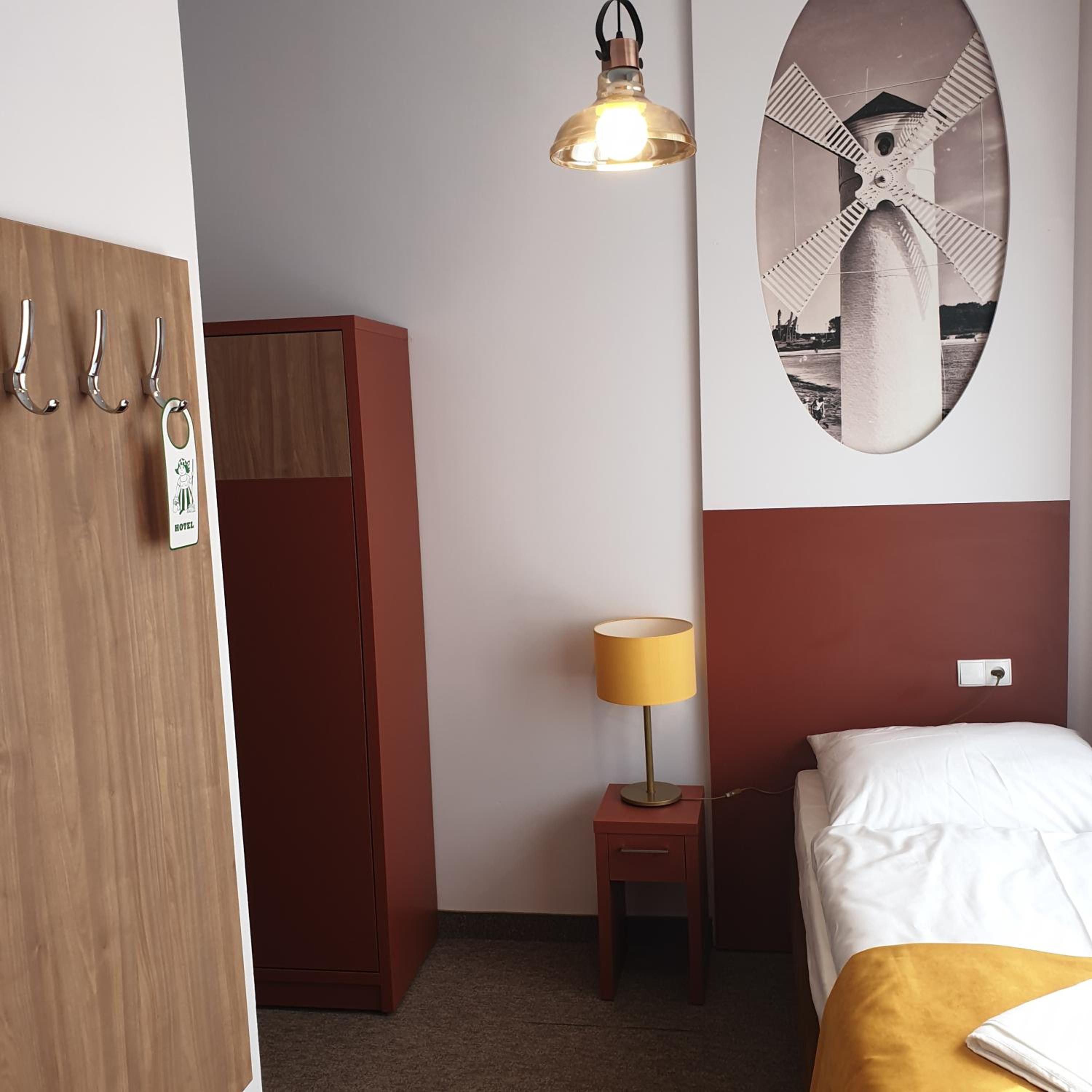 Economy Twin Room - Photo 10
