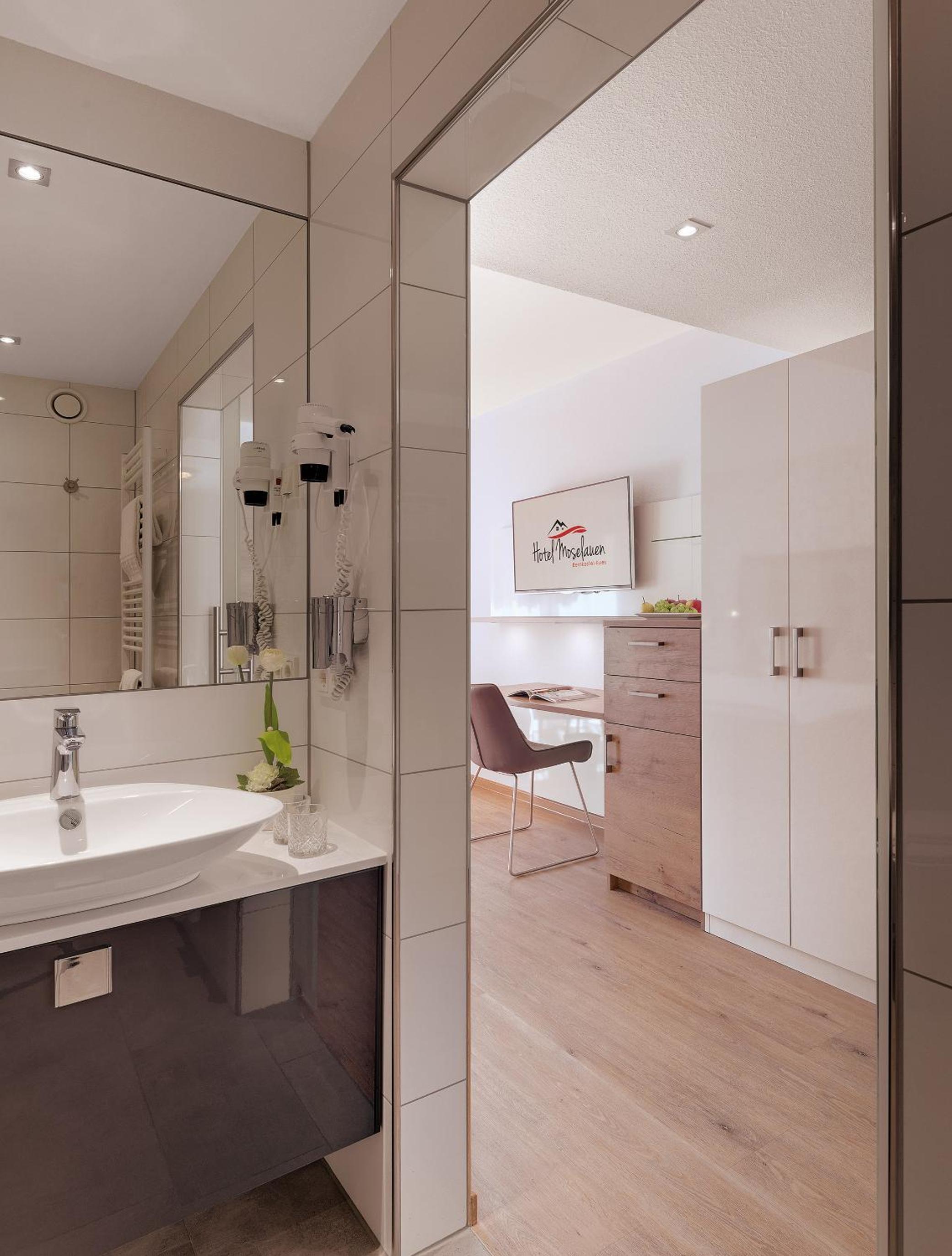 Double Room with Balcony - Photo 10
