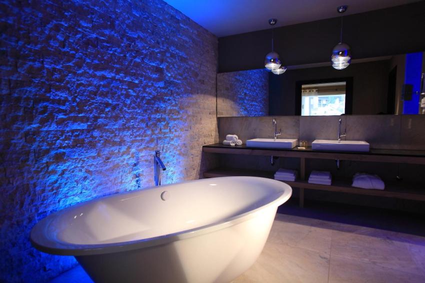 Suite with Pool View - Photo 3