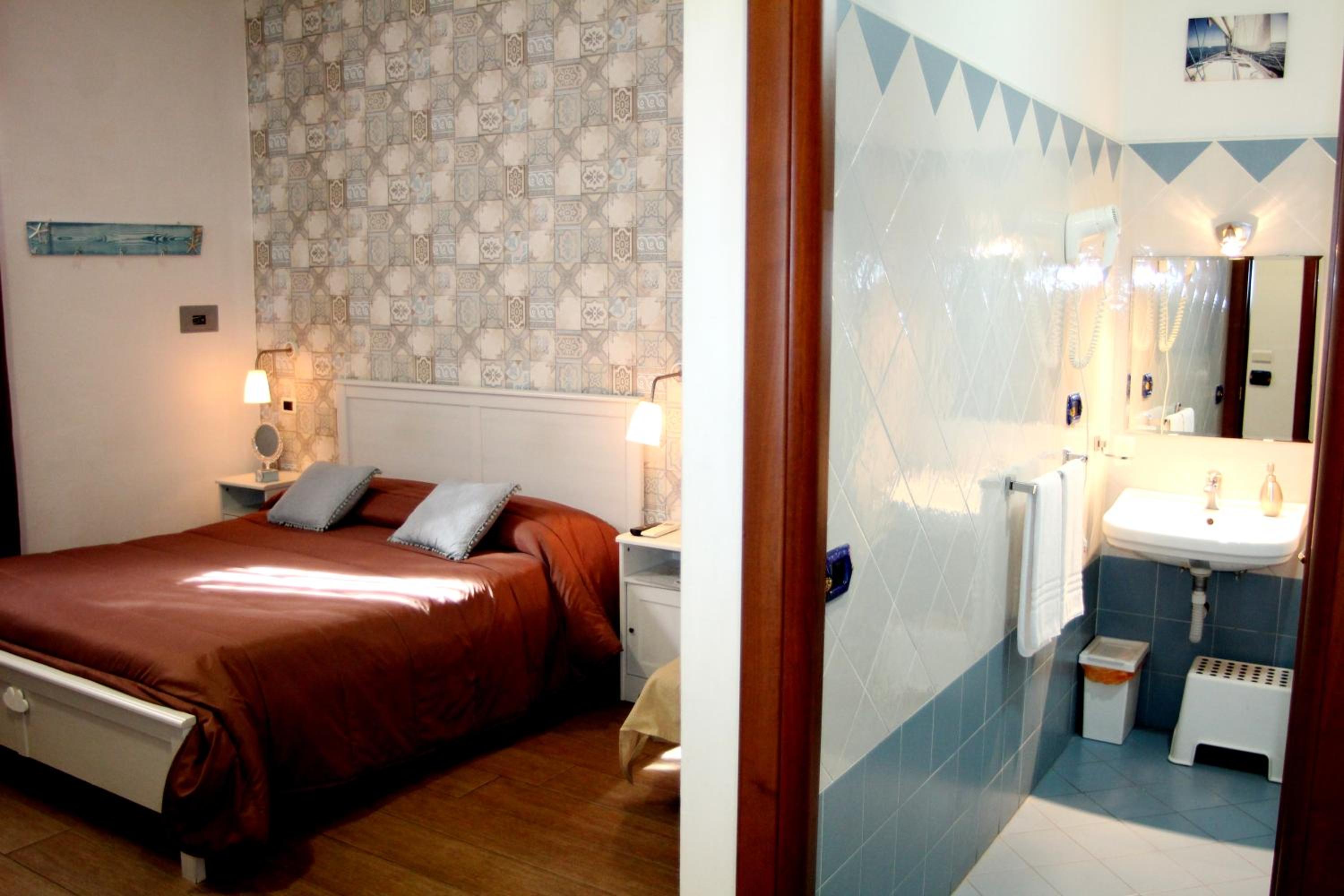 Double Room - Photo 17