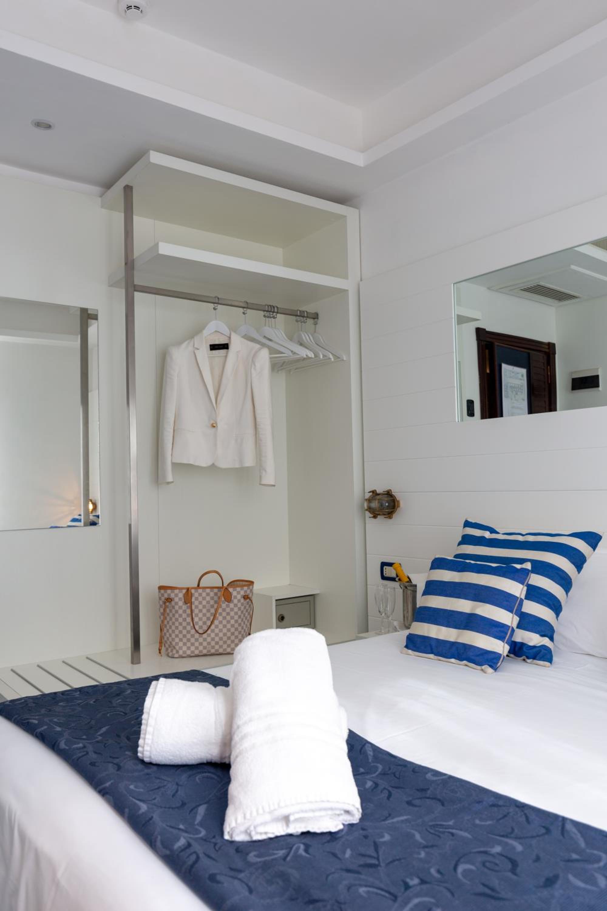 Standard Double or Twin Room - Photo 7