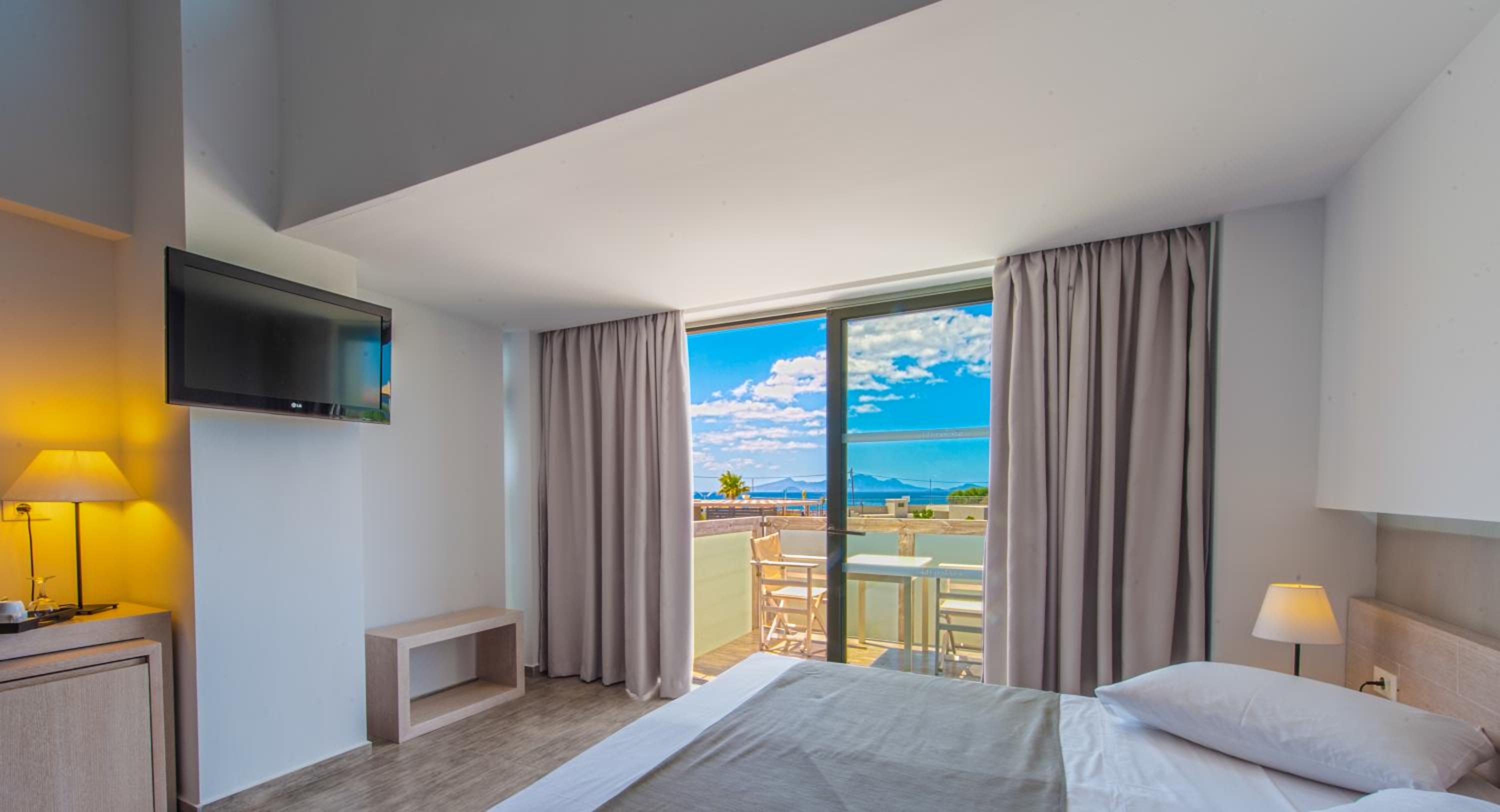 Double or Twin Room with Sea View - Photo 2