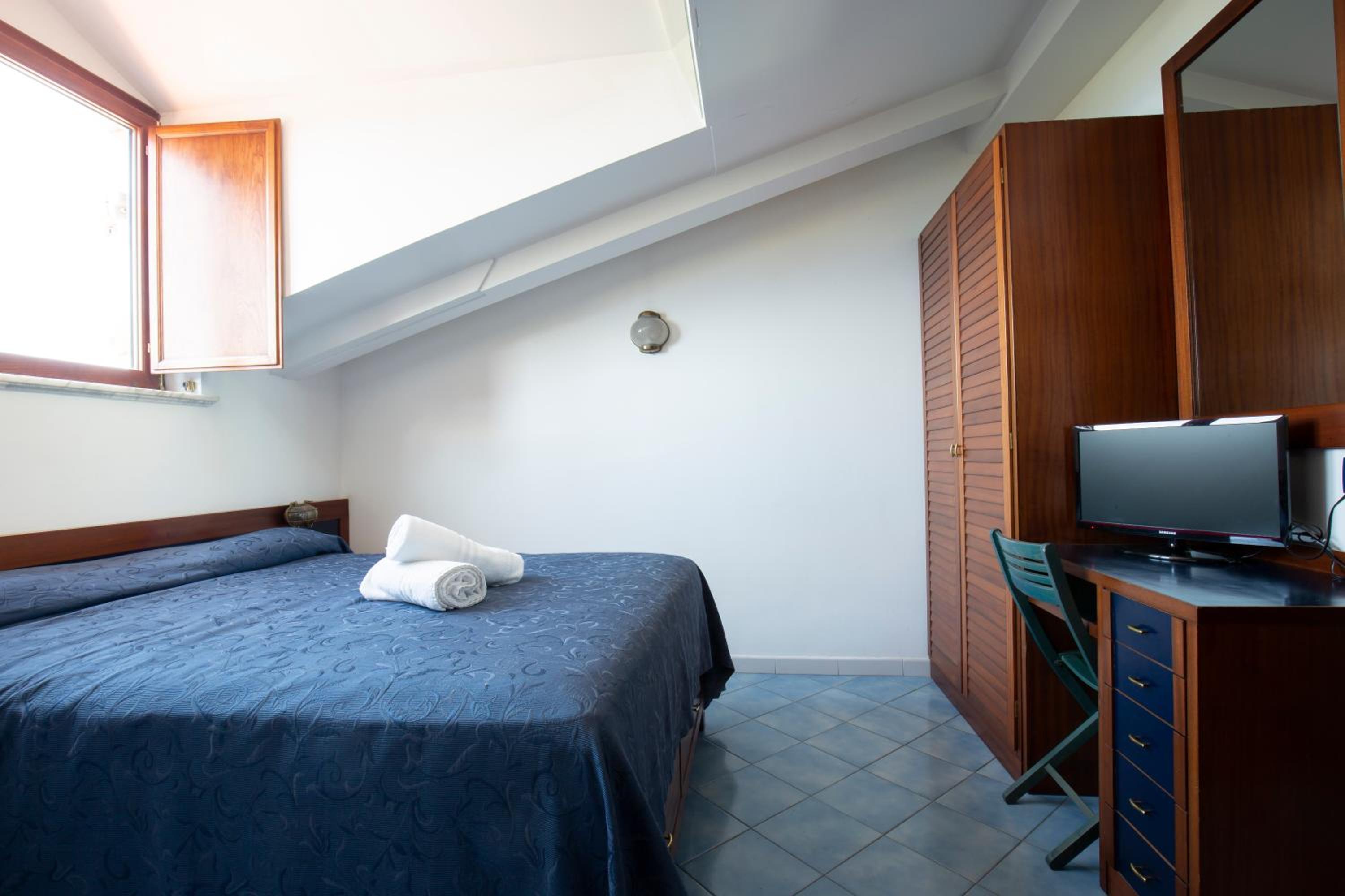 Standard Double or Twin Room - Photo 6