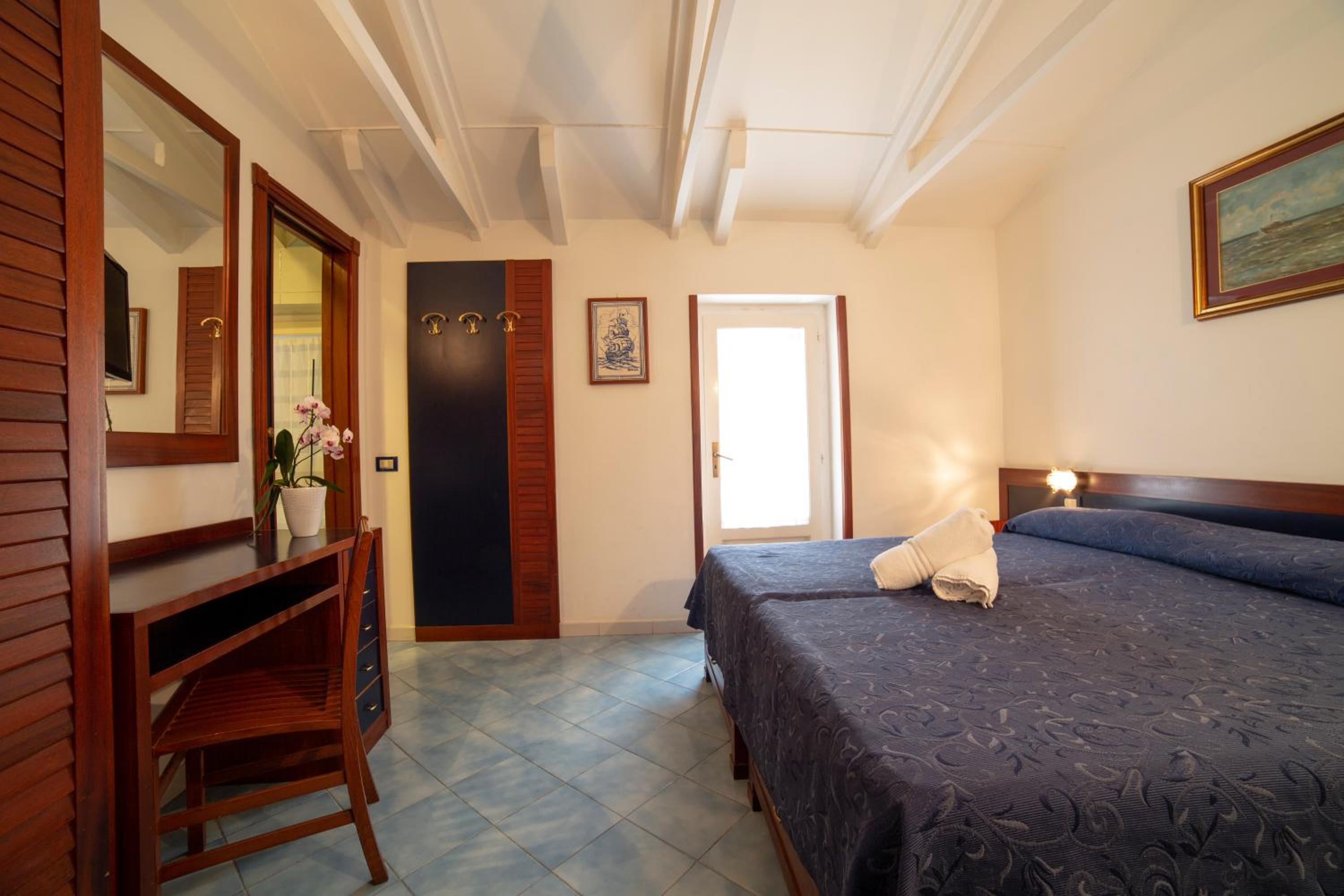 Standard Double or Twin Room - Photo 2