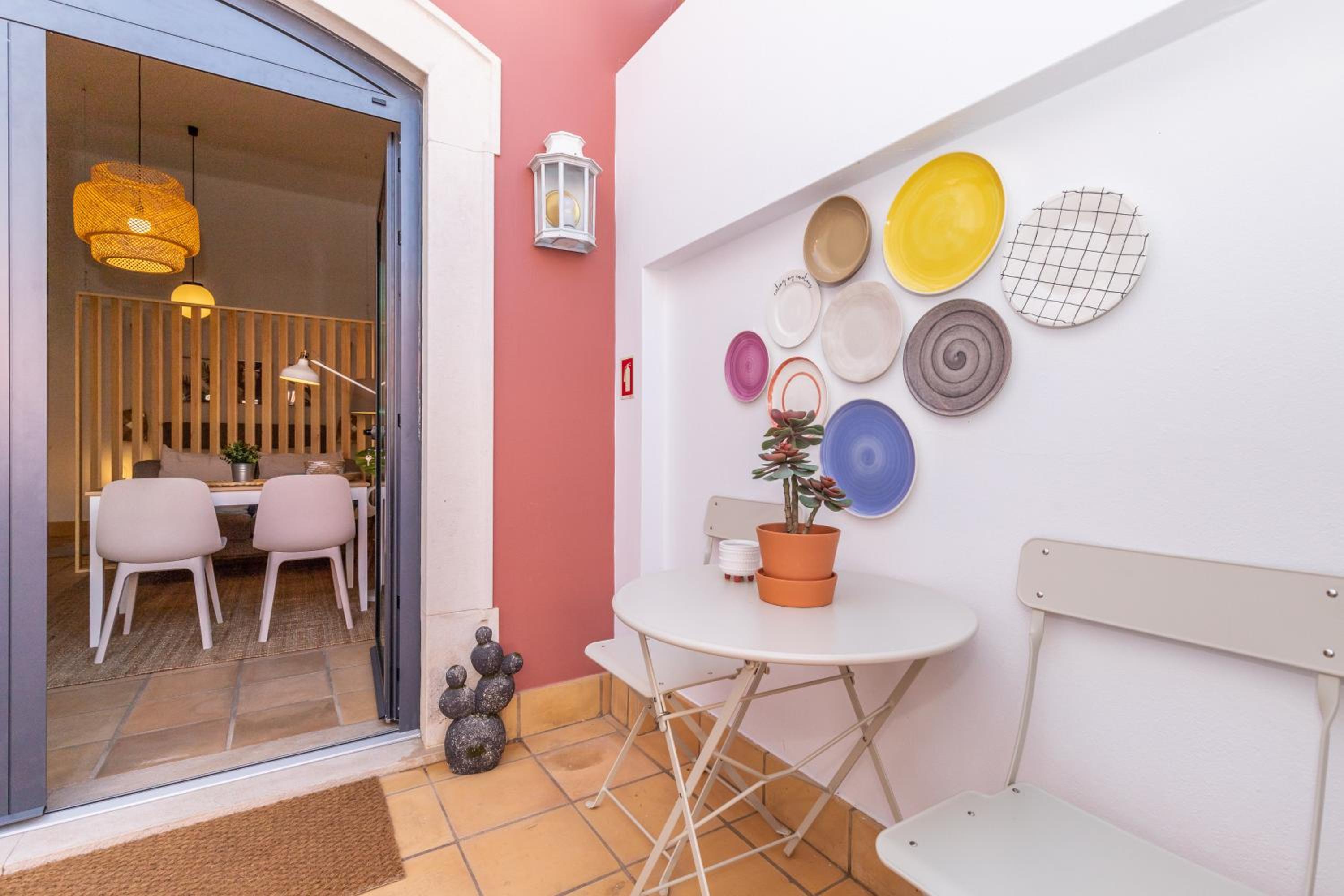 Studio Apartment - Photo 25