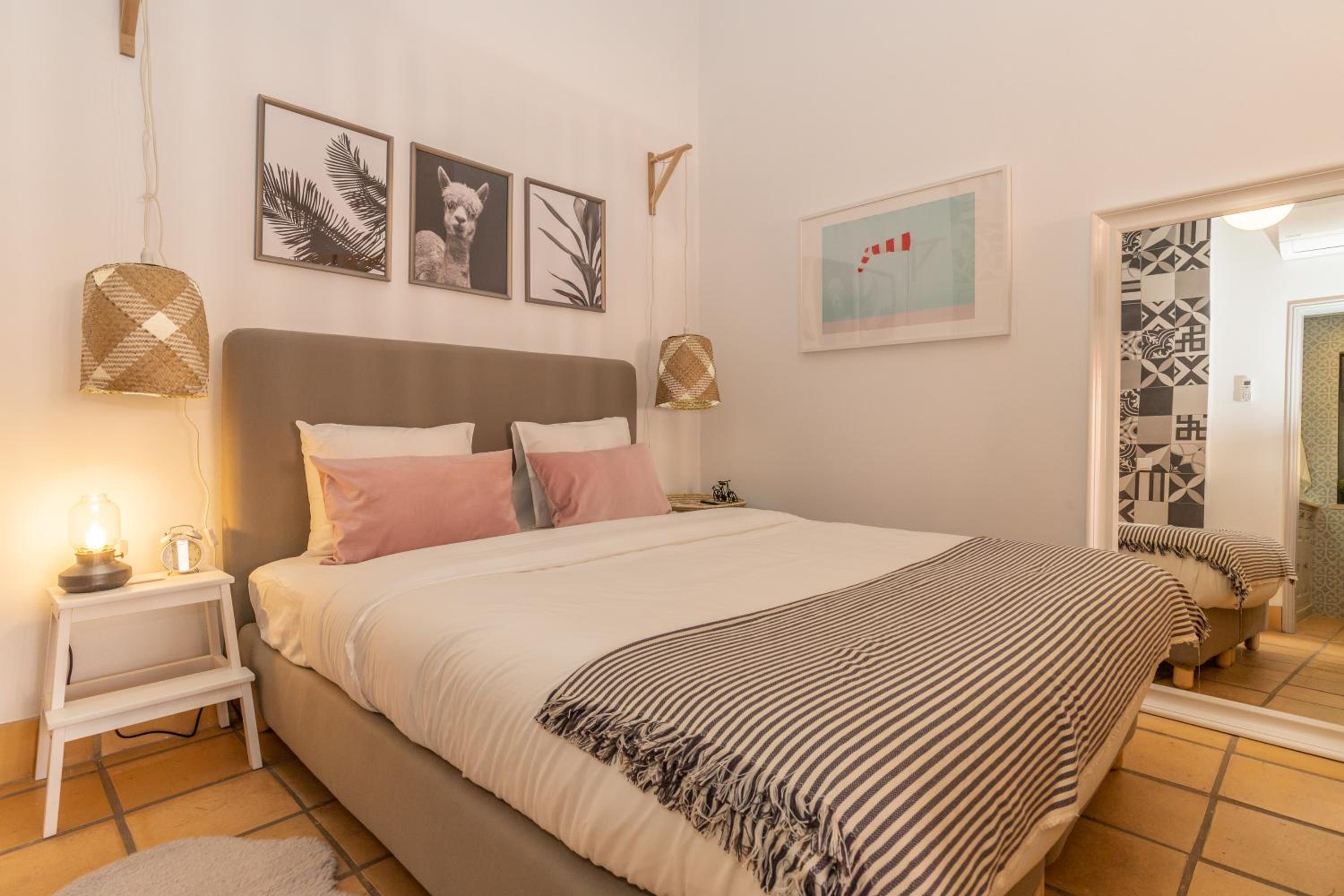 Studio Apartment - Photo 1