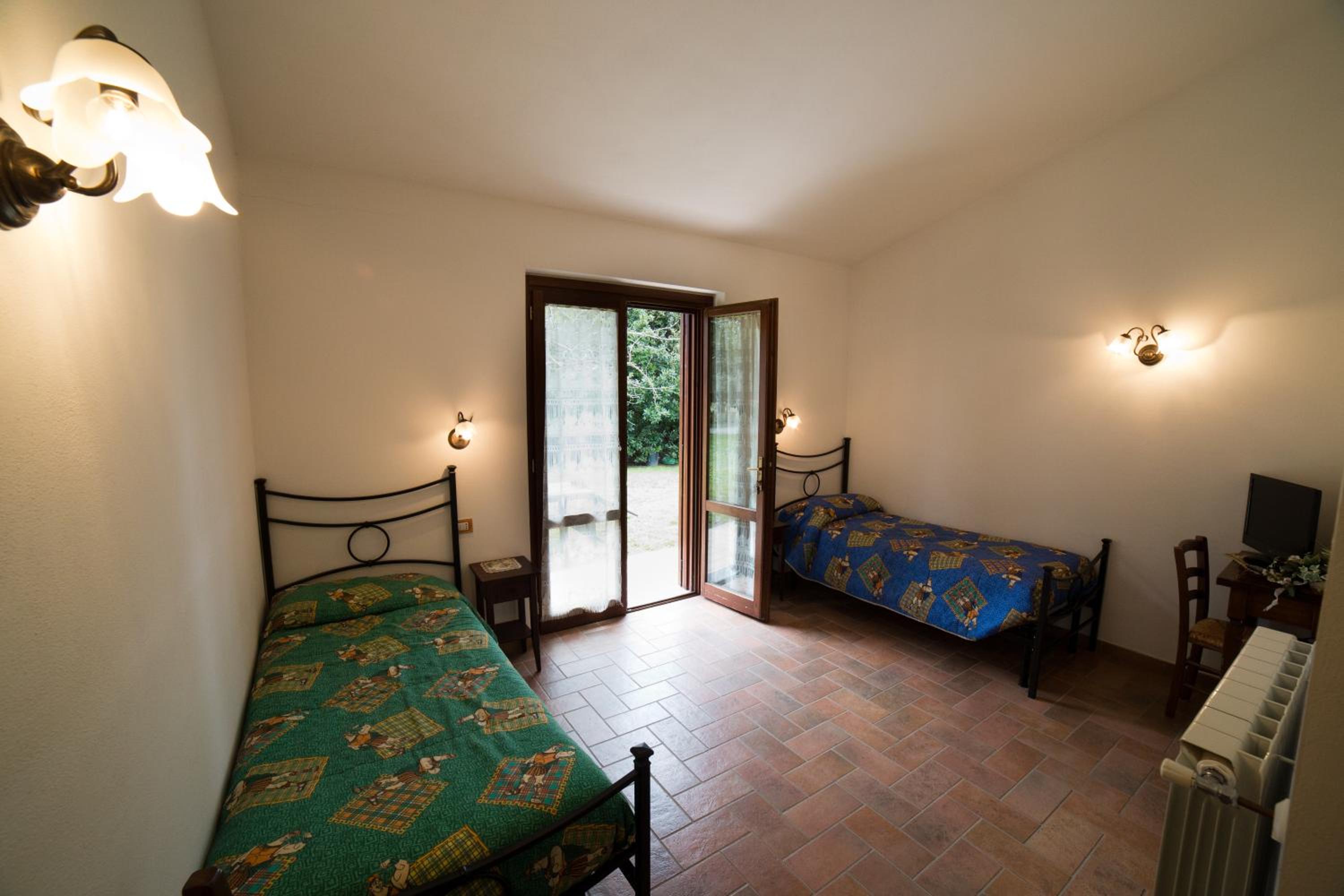 Twin Room with Private Bathroom photo 1