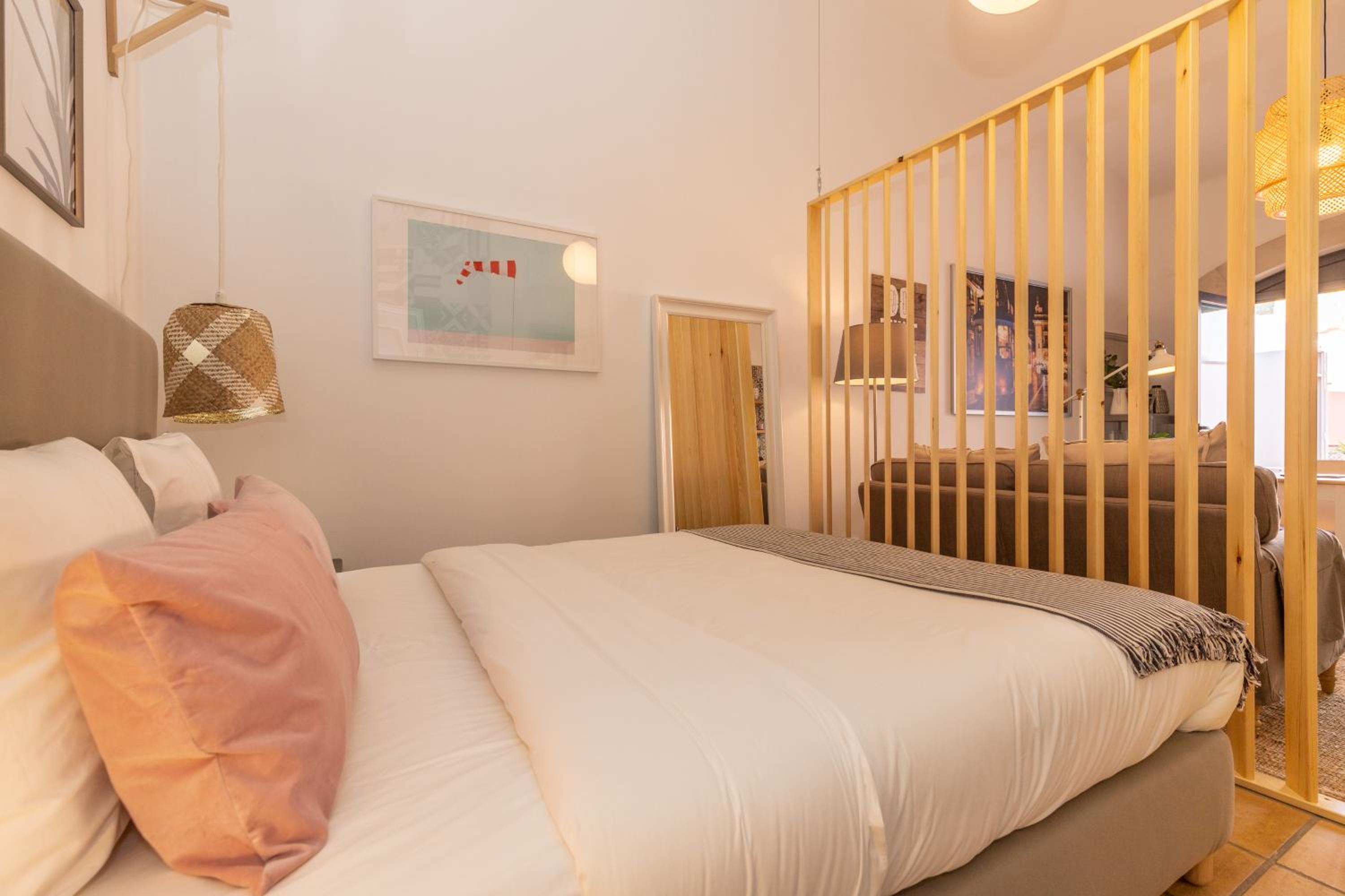 Studio Apartment - Photo 23
