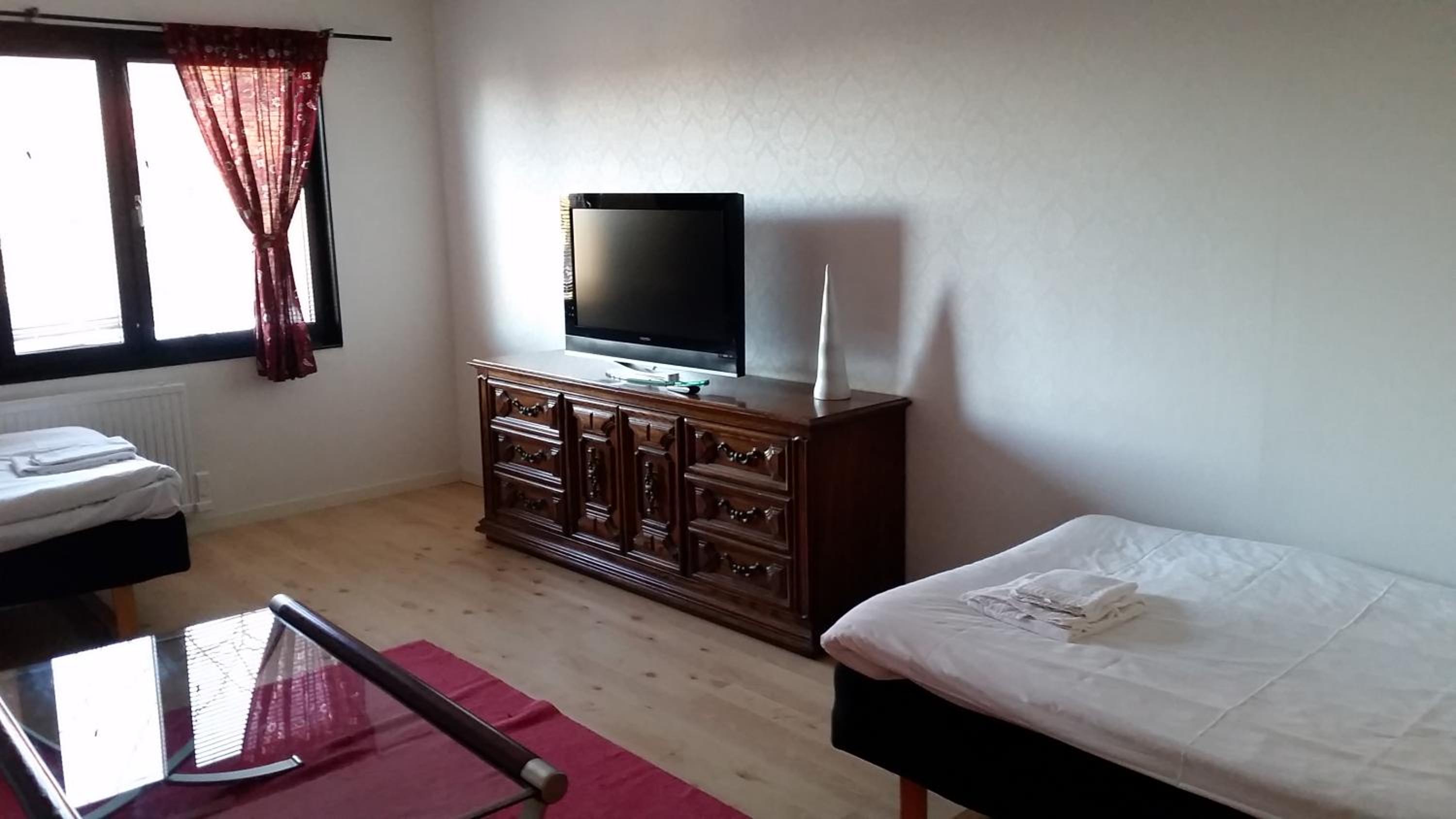 Family Room With Balcony photo 2