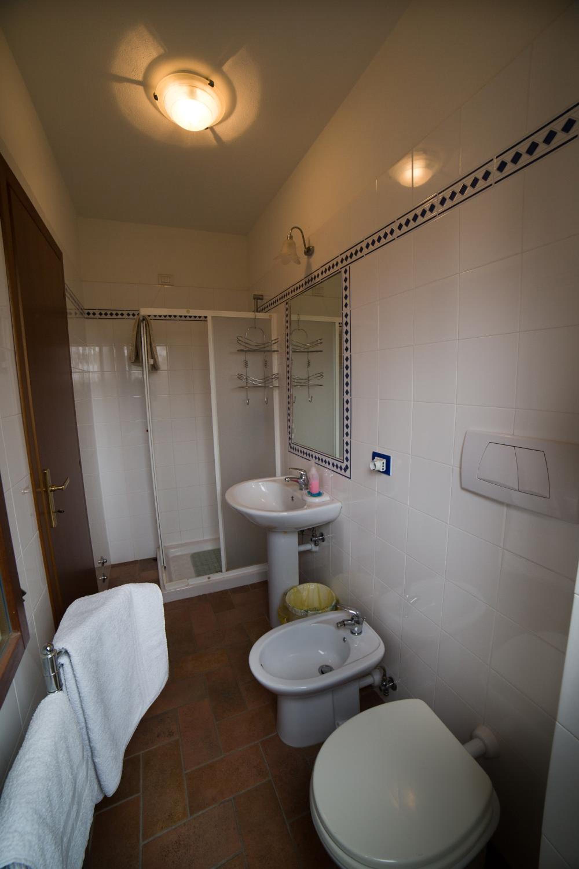 Twin Room with Private Bathroom photo 2